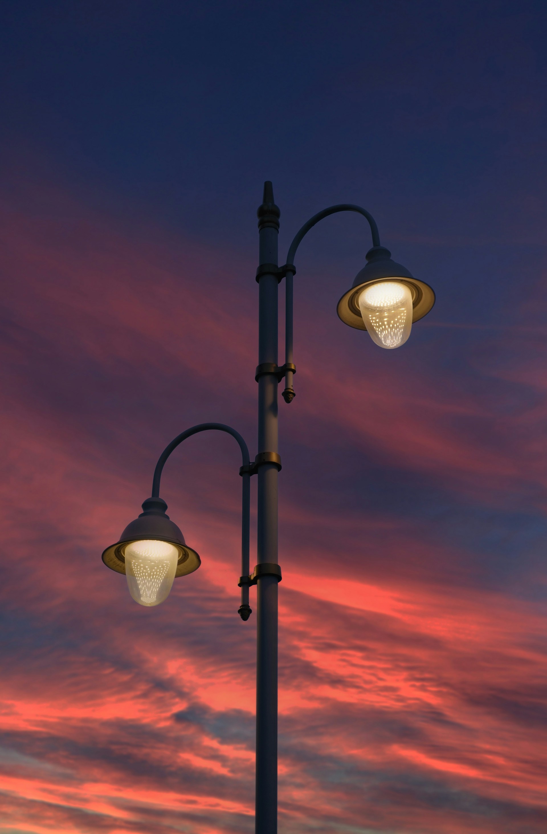 Farola contra un vibrante cielo al atardecer
