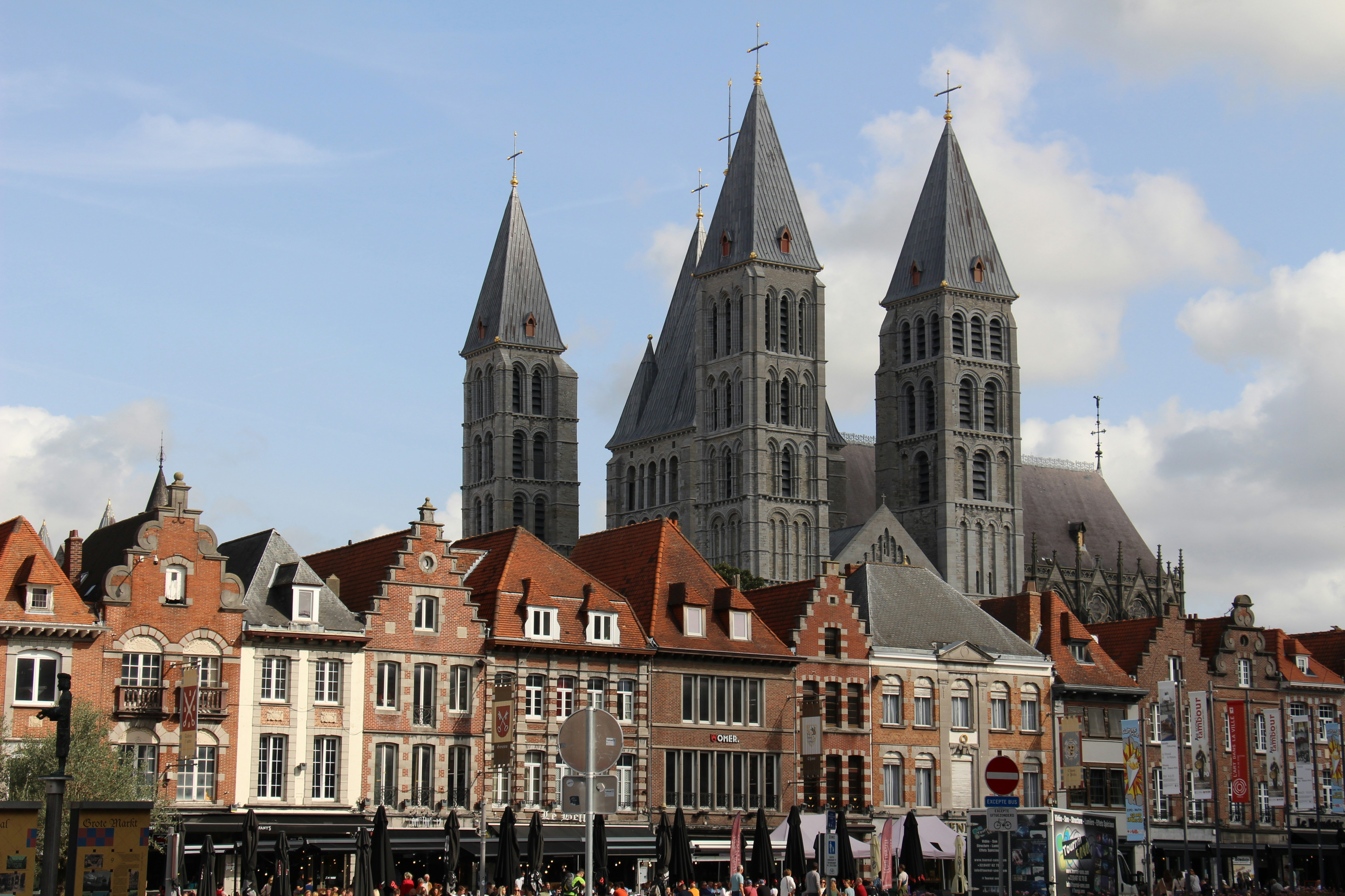Bâtiments européens historiques avec de hautes flèches contre le ciel
