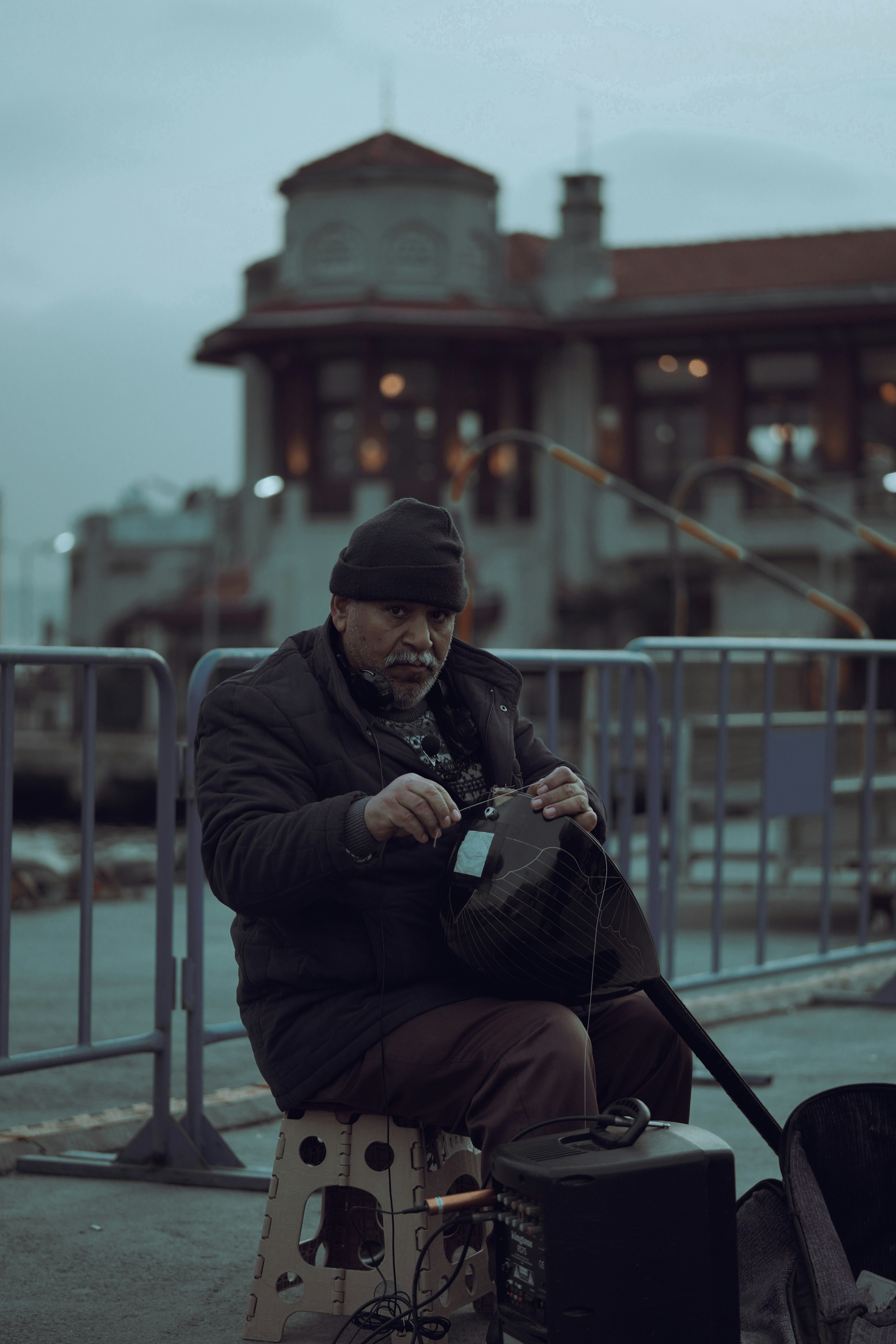 Hombre sentado al aire libre con un instrumento musical