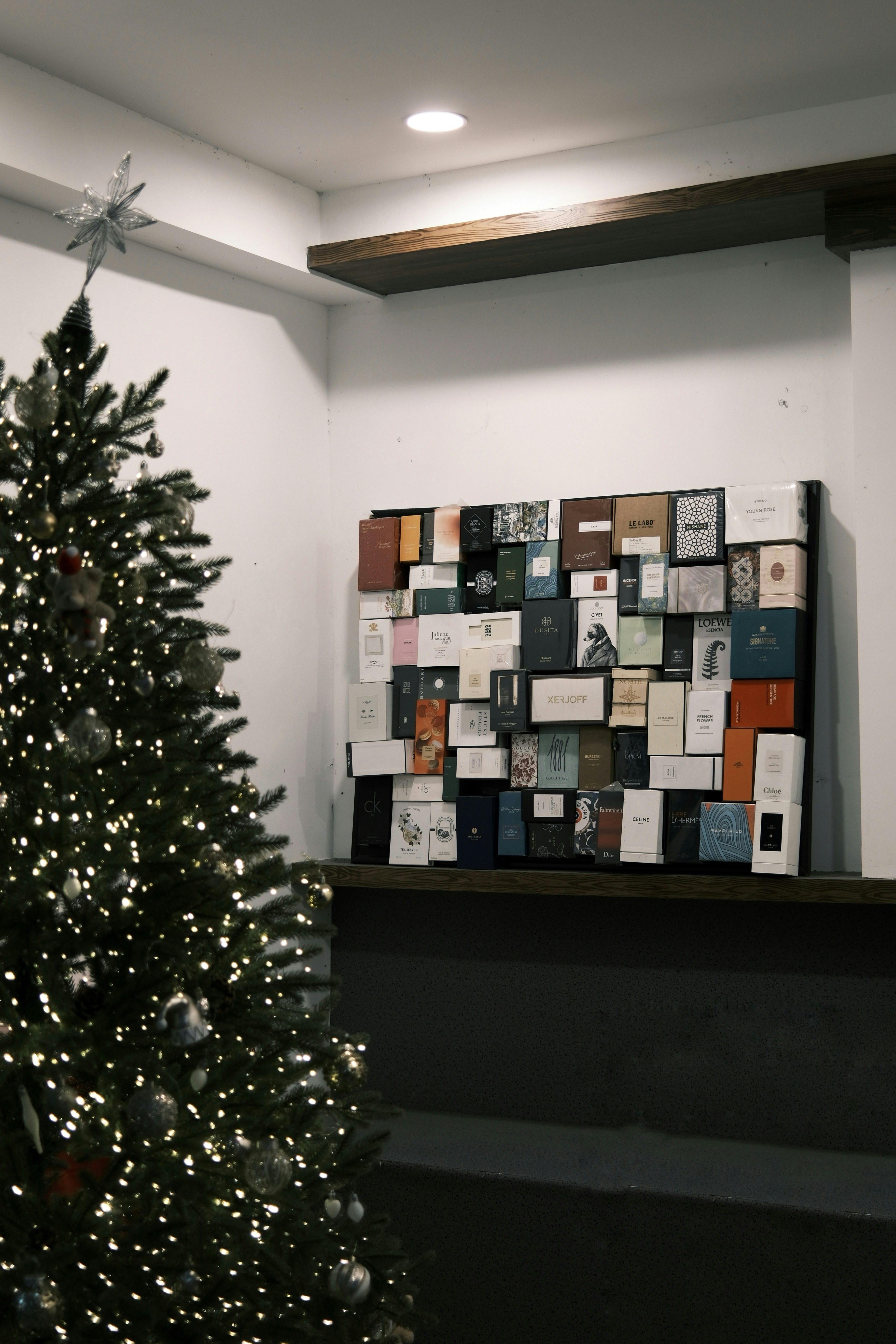 Sapin de Noël et des œuvres murales faites de boîtes
