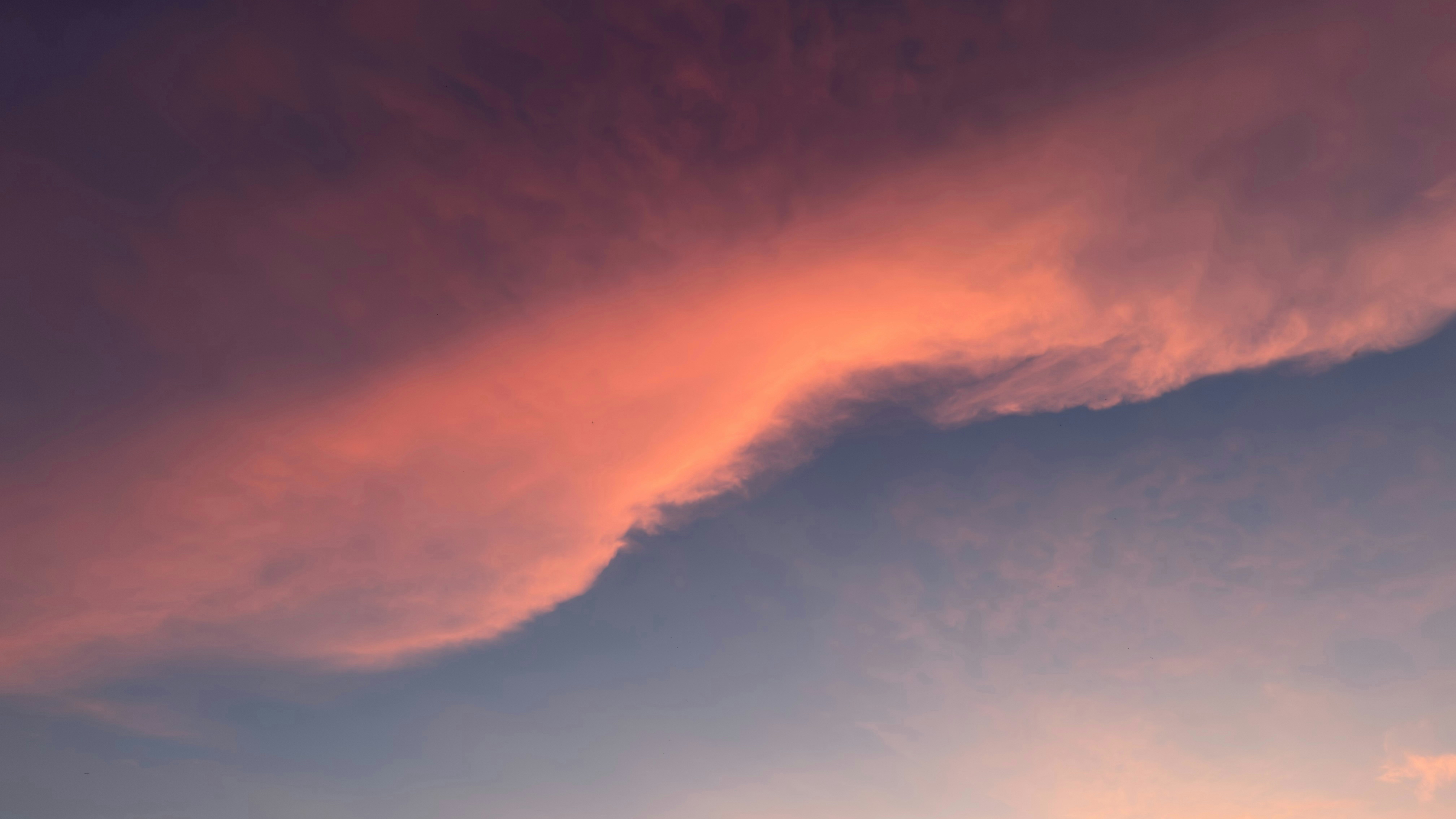 Nuvole rosa contro un cielo al crepuscolo