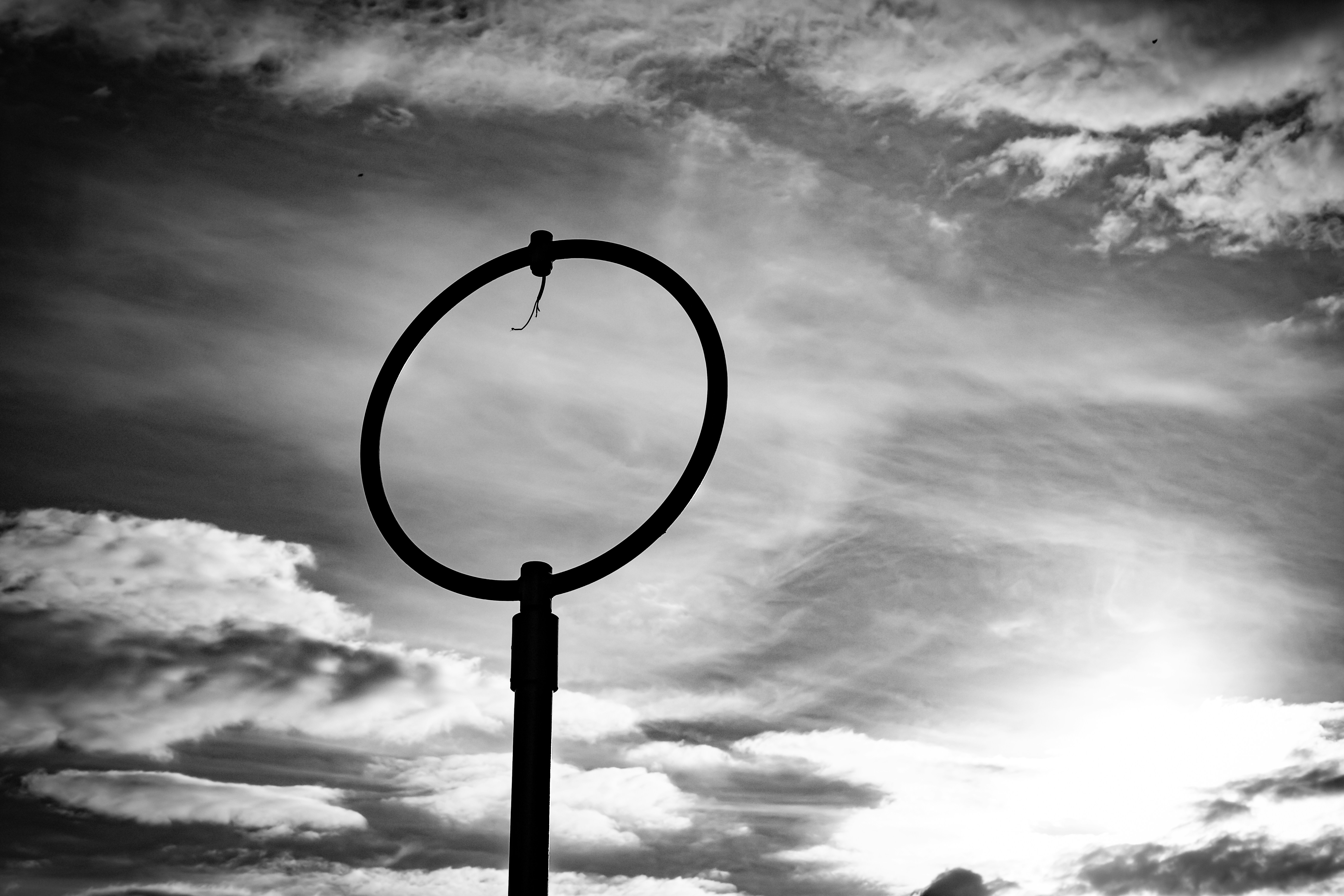 Un objeto en forma de anillo contra un cielo nublado