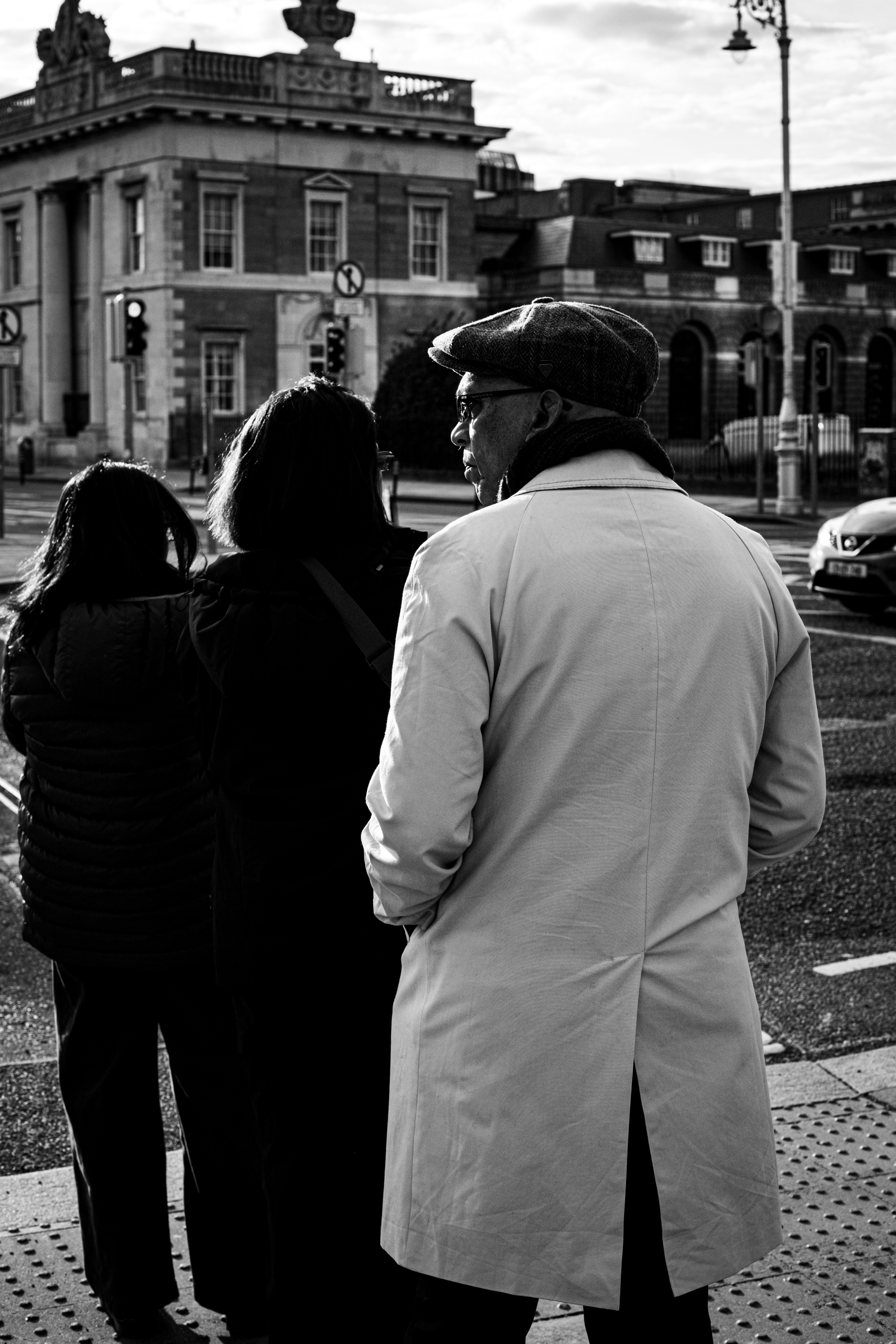 Gente de pie en una esquina de la ciudad