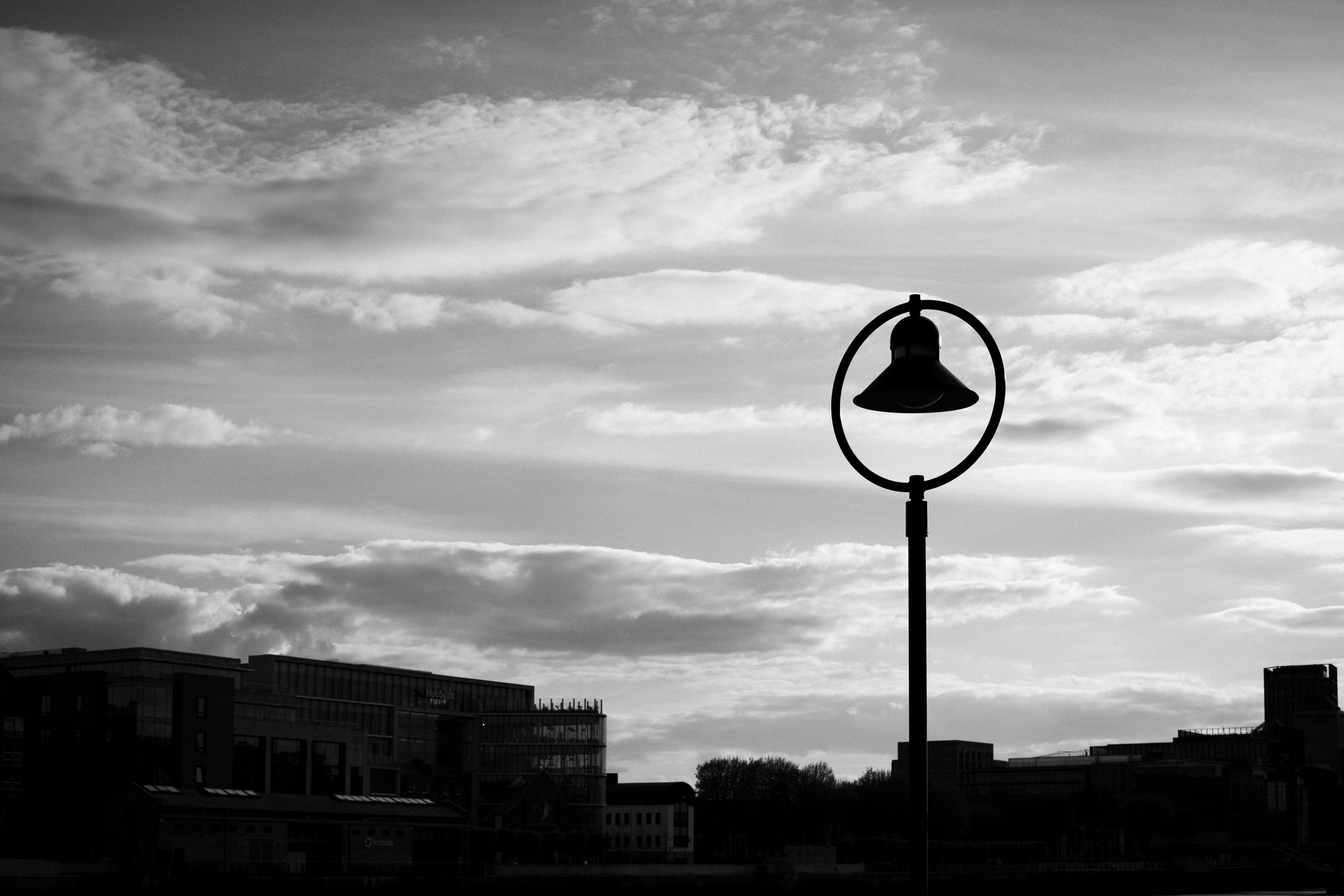 Silueta de farola contra un cielo nublado