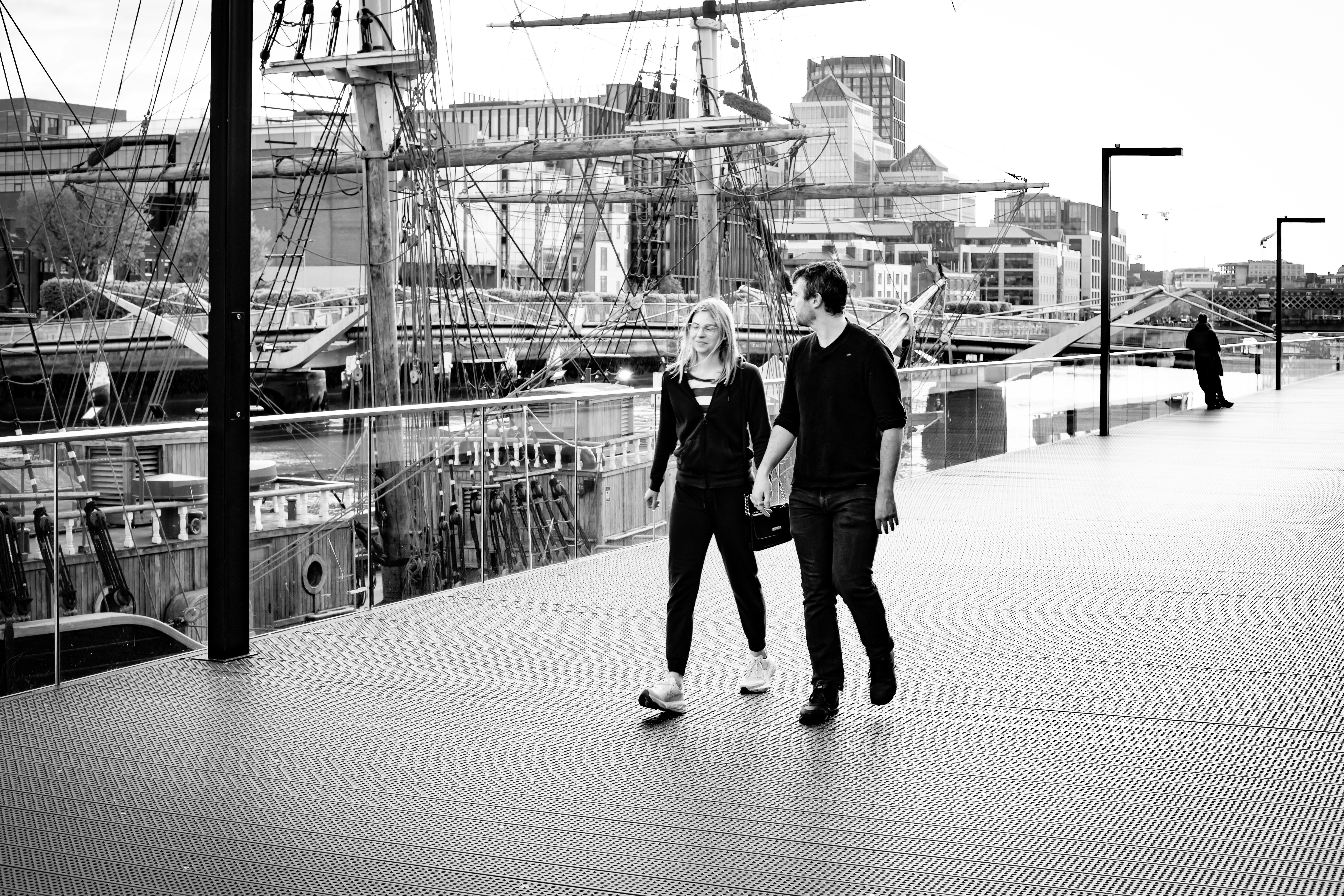 Pareja caminando de la mano en un barco histórico
