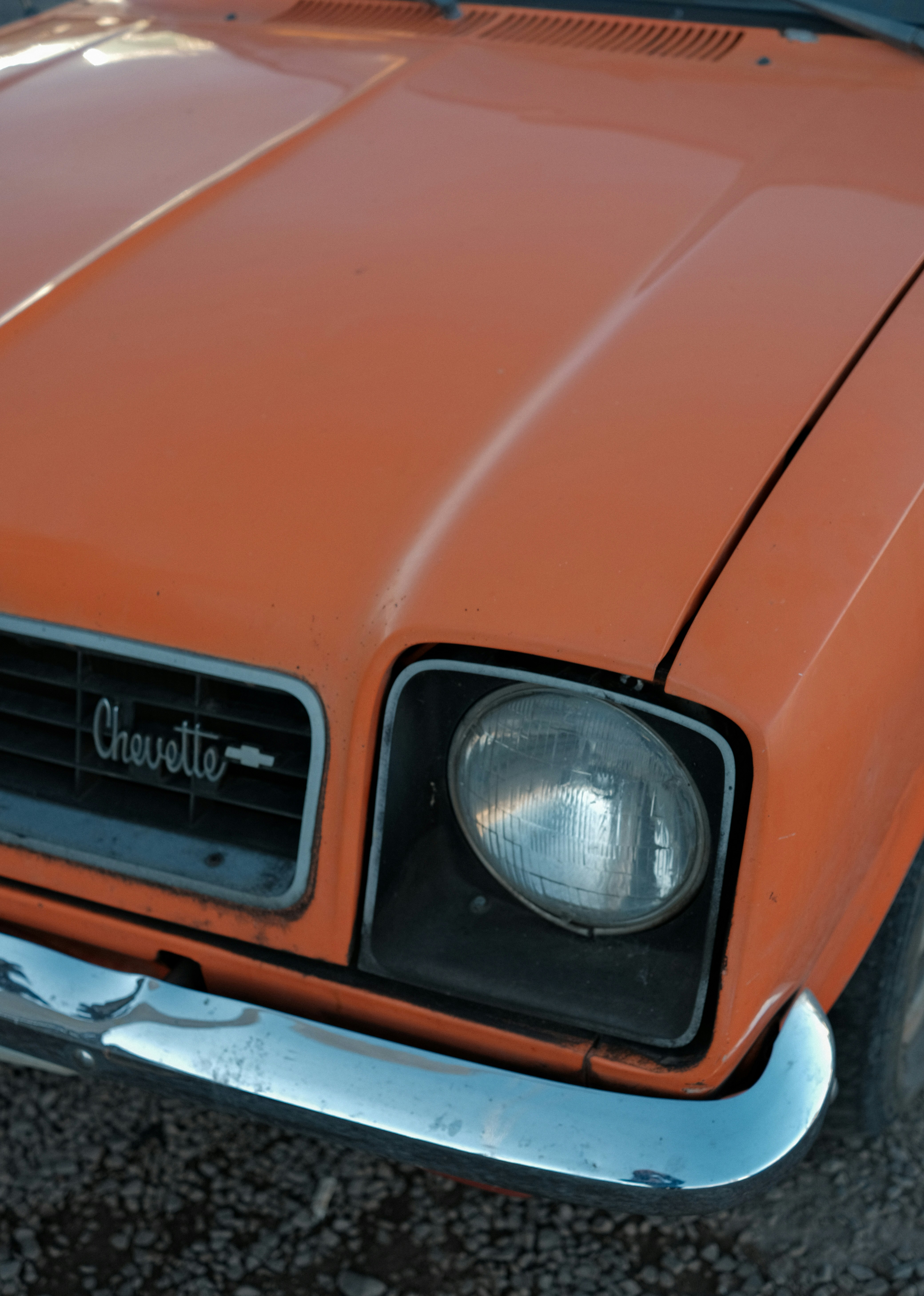 Nahaufnahme eines orangefarbenen Vintage-Chevette-Autos