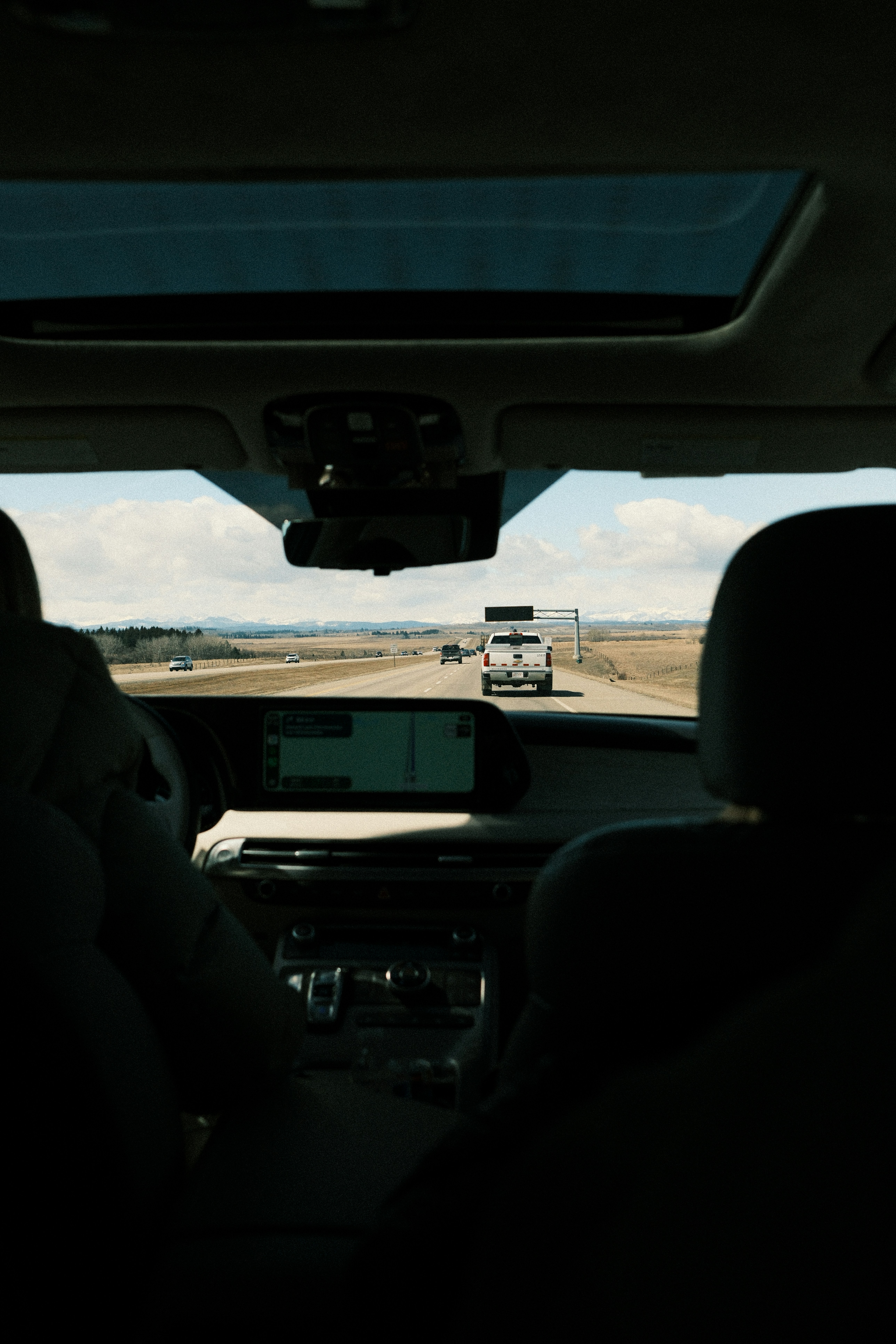 Vista desde el interior del coche conduciendo por una autopista.