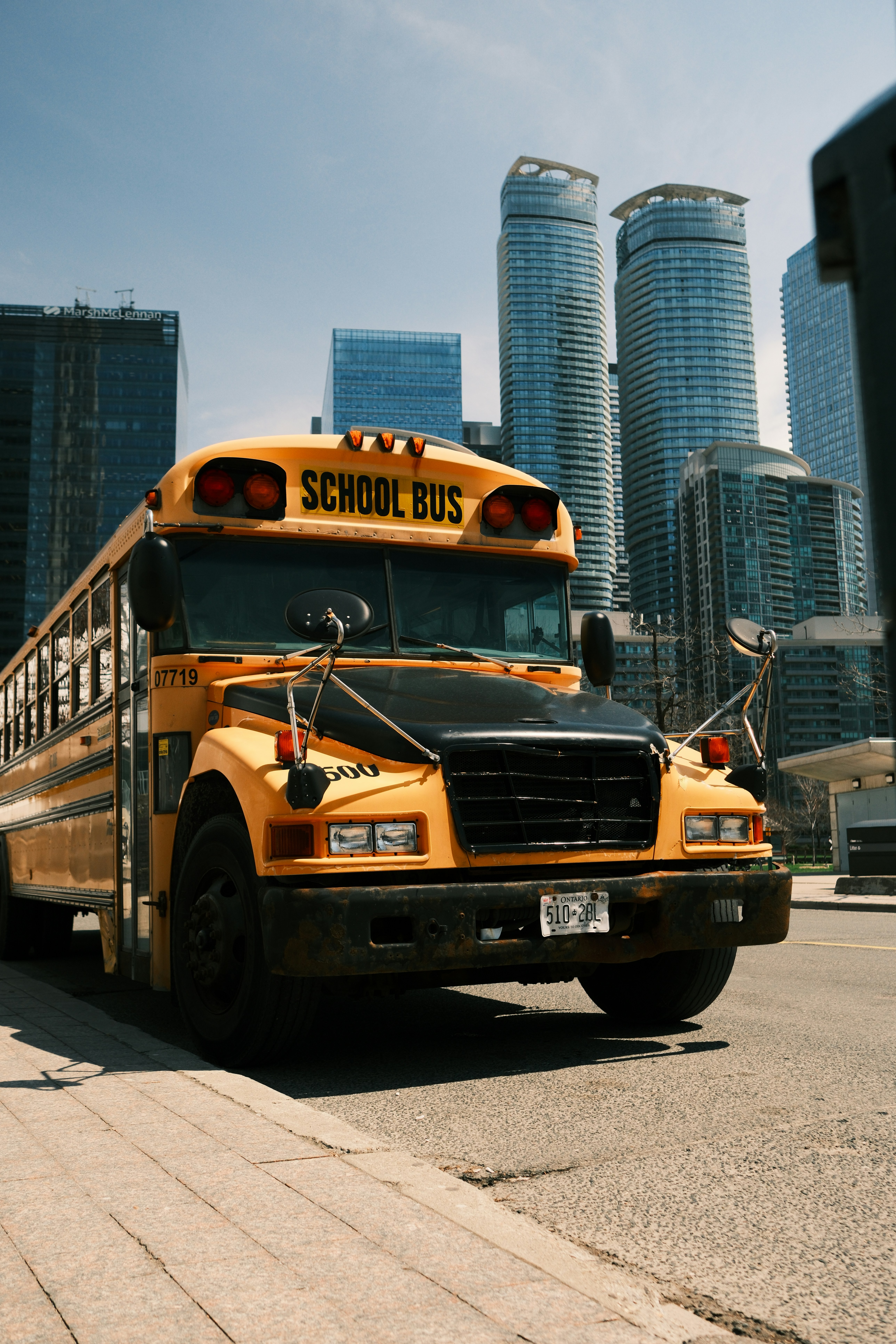 Un autobús escolar amarillo aparcado en una calle de la ciudad.