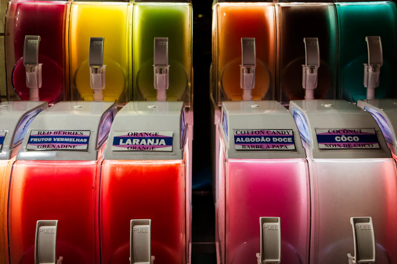 Leuchtend grünes Slush-Eis in einem bunten Kinderbecher
