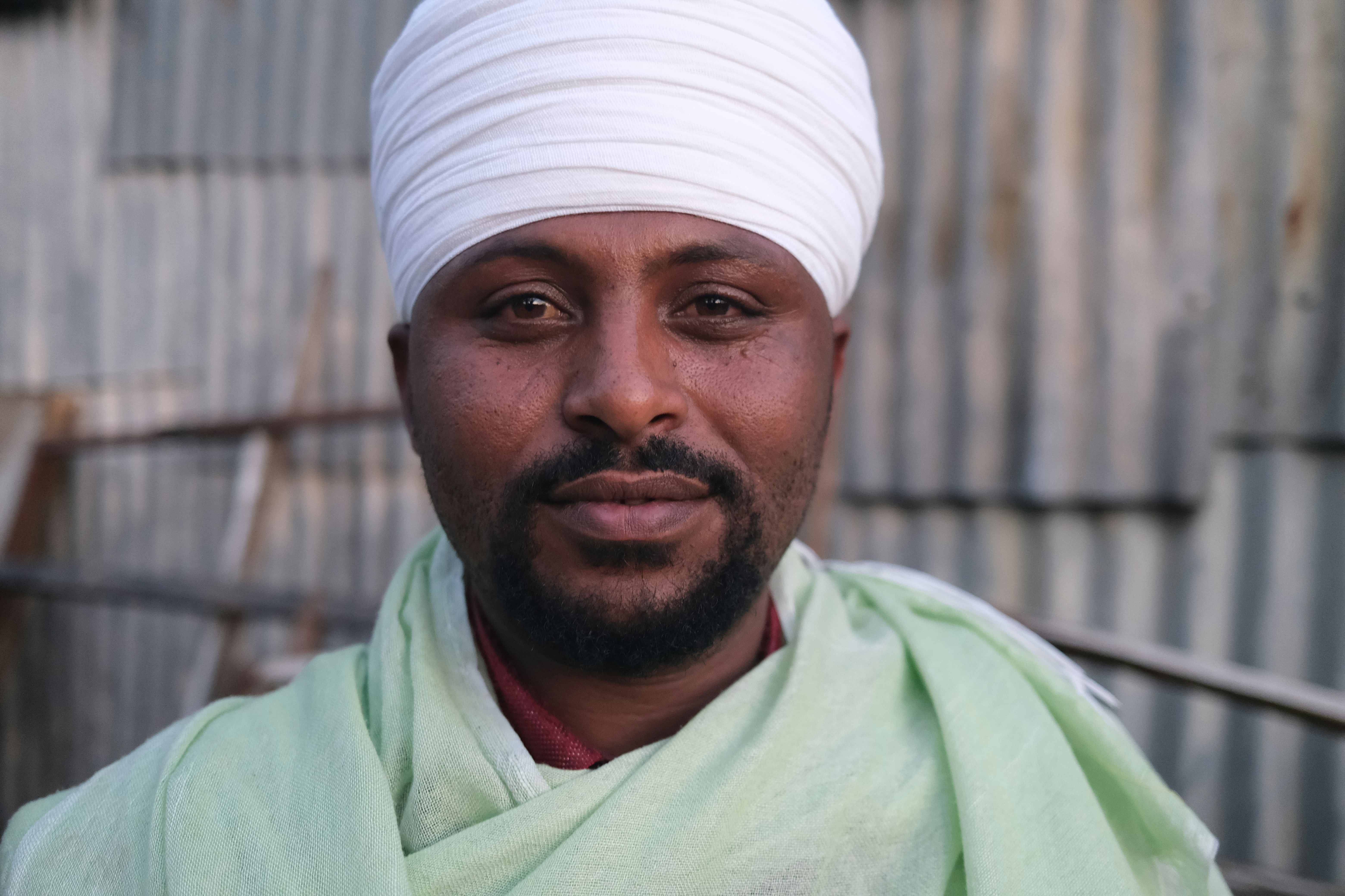 Mann mit weißem Turban und grünem Gewand.