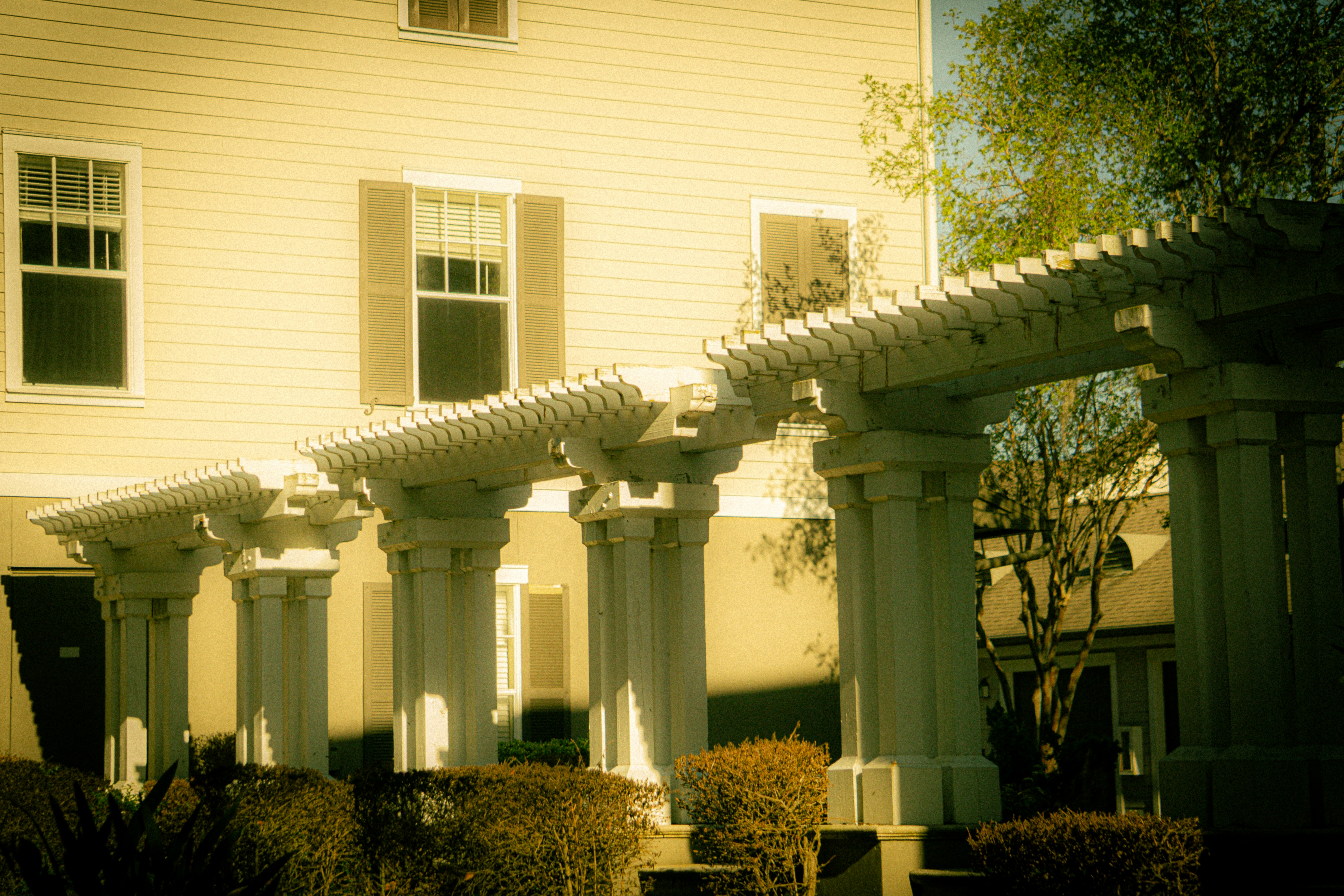 federal courthouse exterior columns - White pergola with columns in front of a house