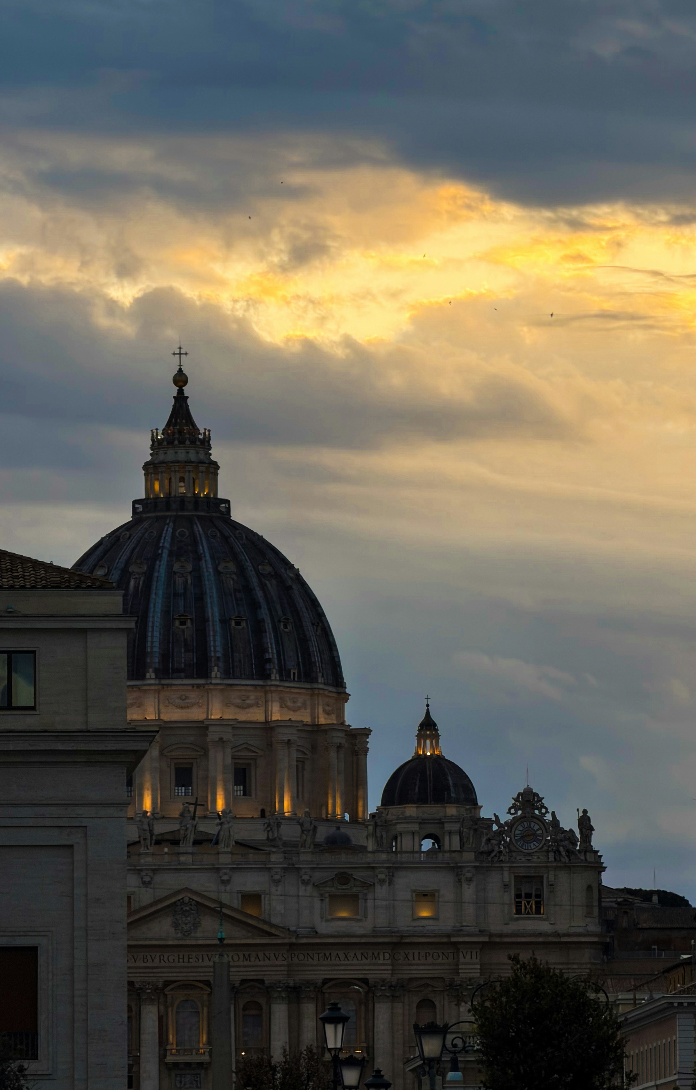 Dôme d’un grand bâtiment devant un ciel spectaculaire