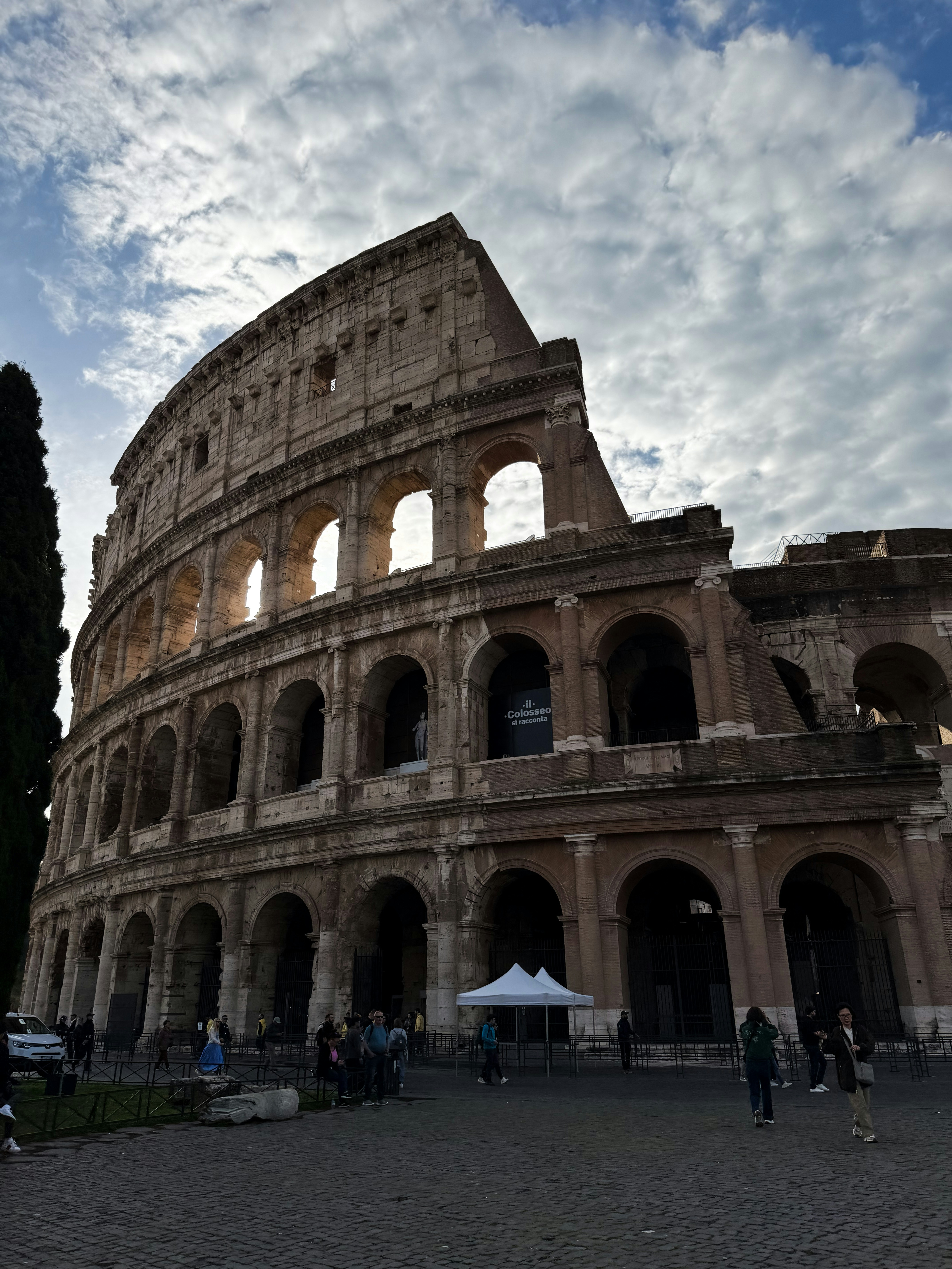 Le colisée de Rome sous un ciel nuageux