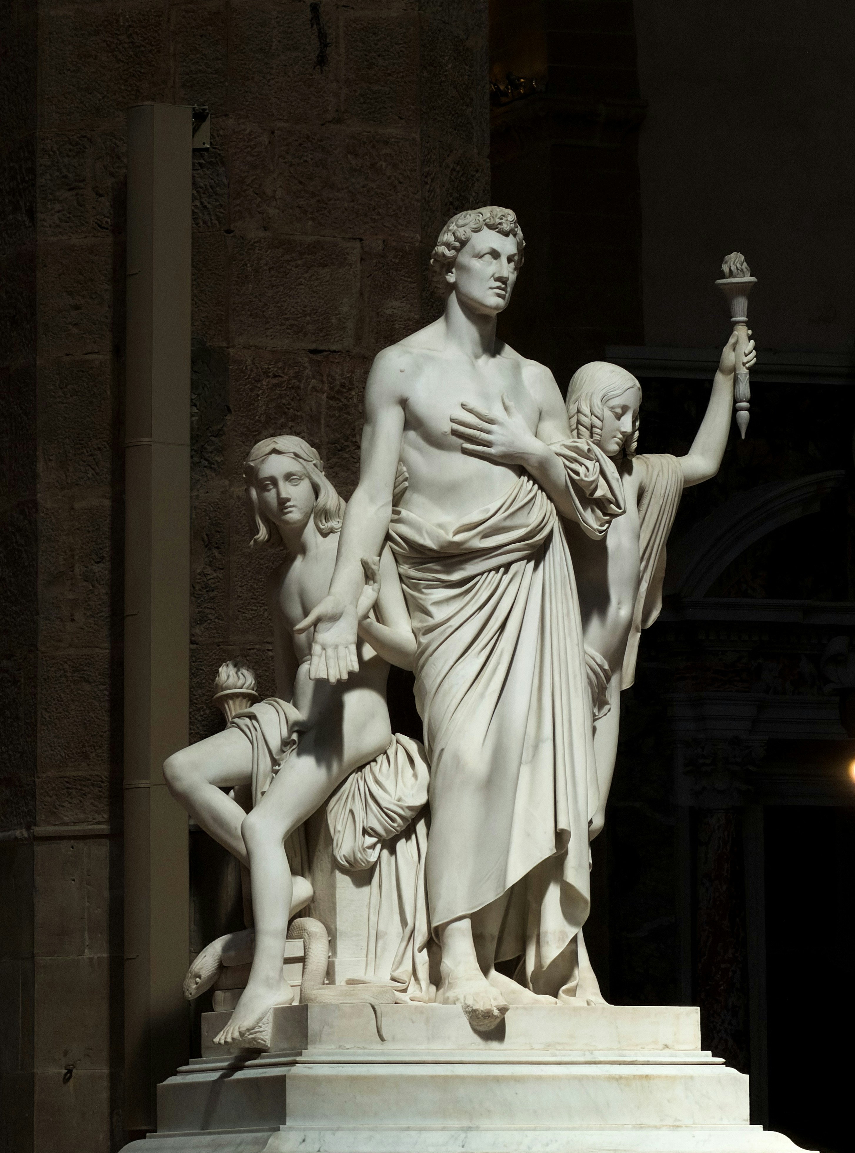 Sculpture en marbre de trois figures avec une torche