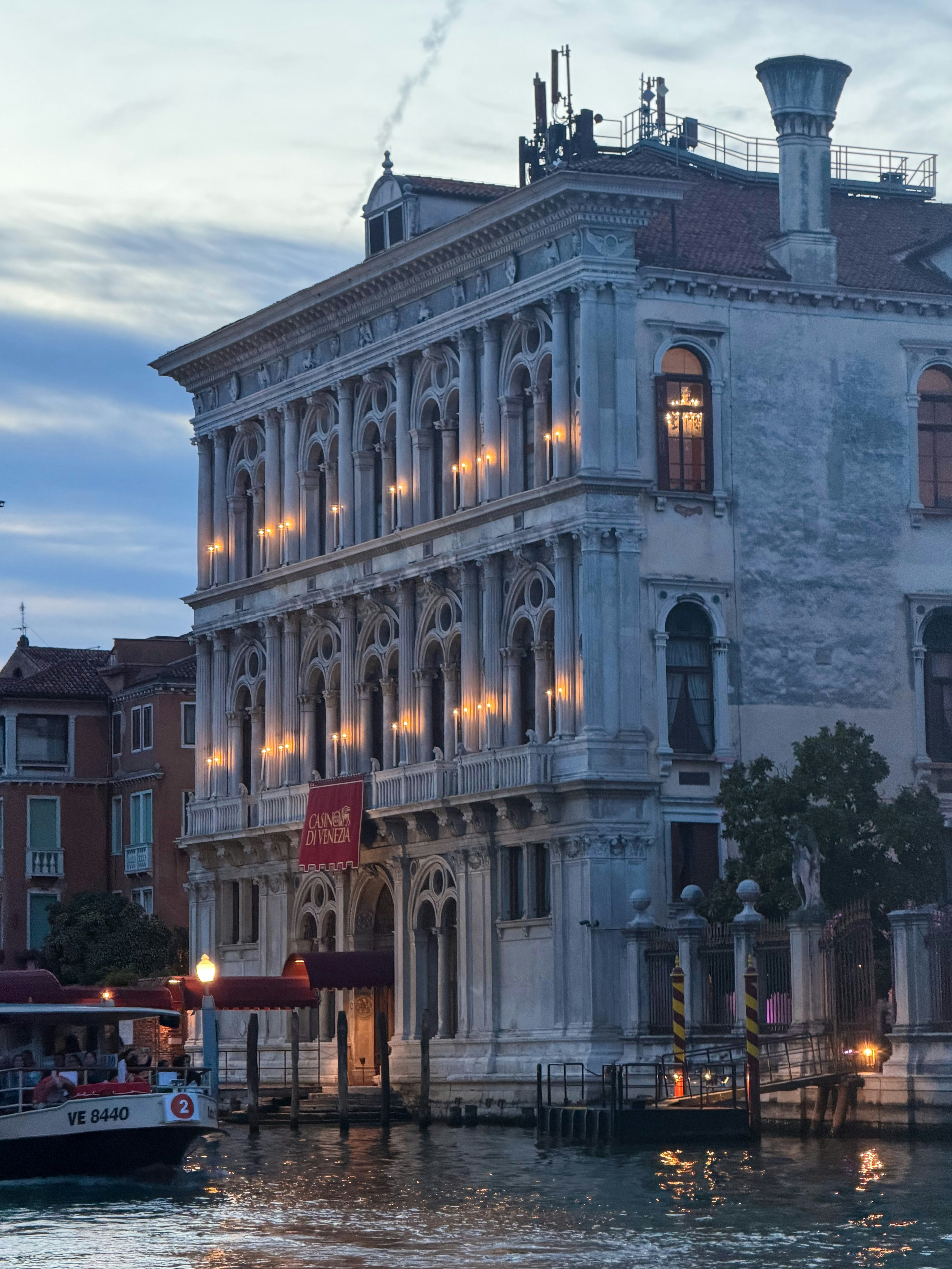 Bâtiment orné sur le canal avec bateau au crépuscule
