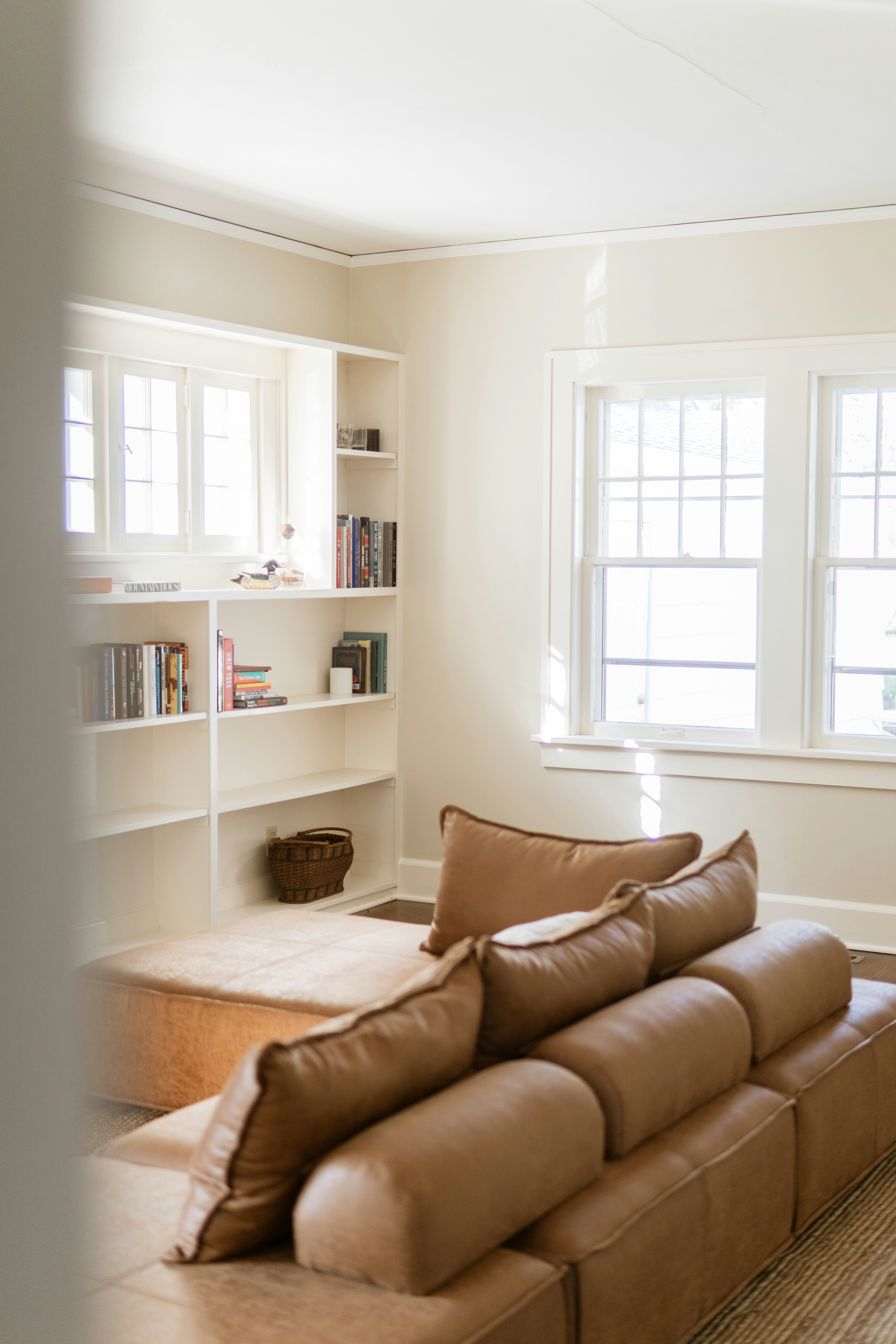 Ruang tamu modern dengan sofa sectional besar.