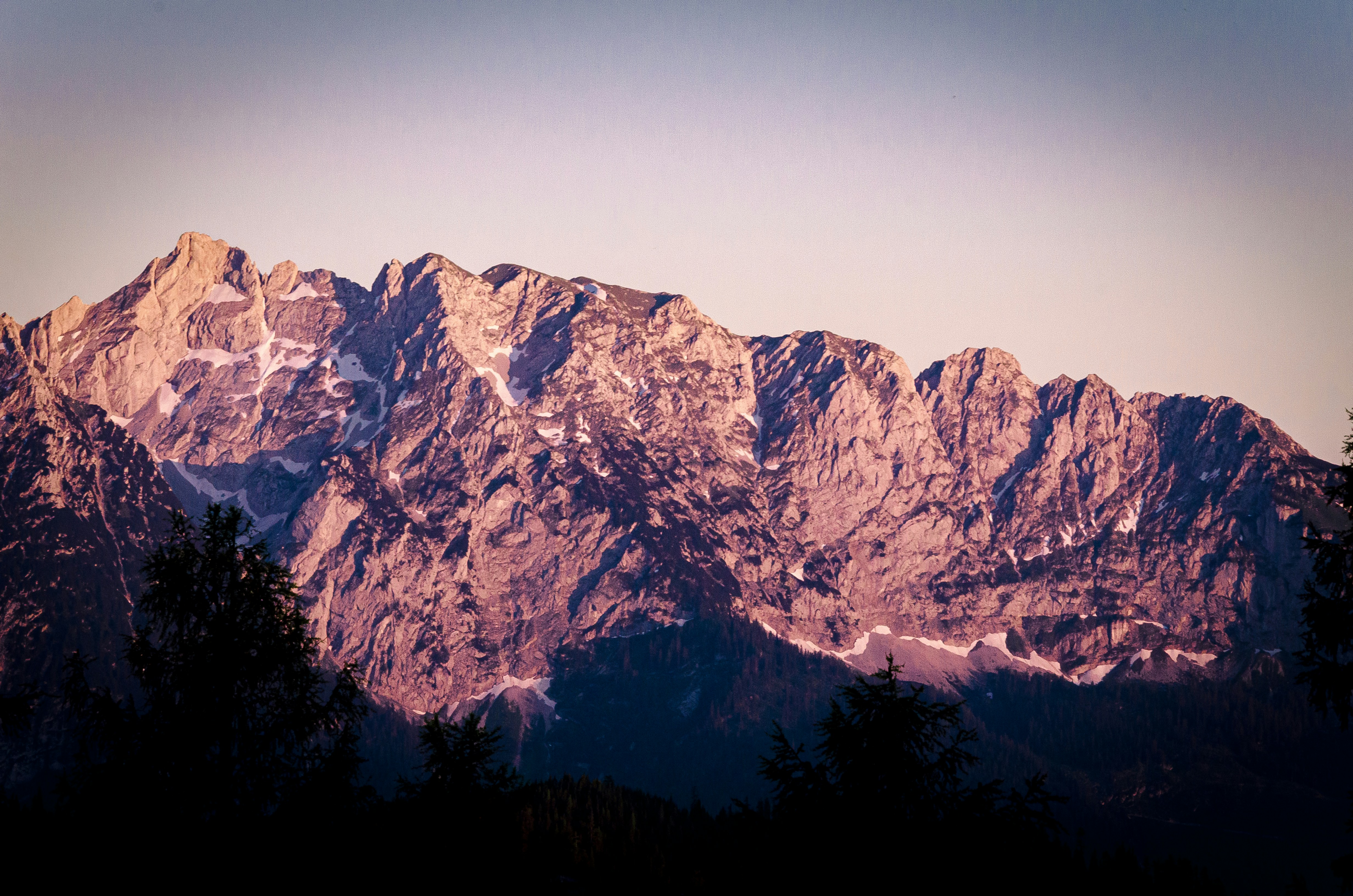 Gezacktes Gebirge, erleuchtet von warmem Sonnenuntergangslicht