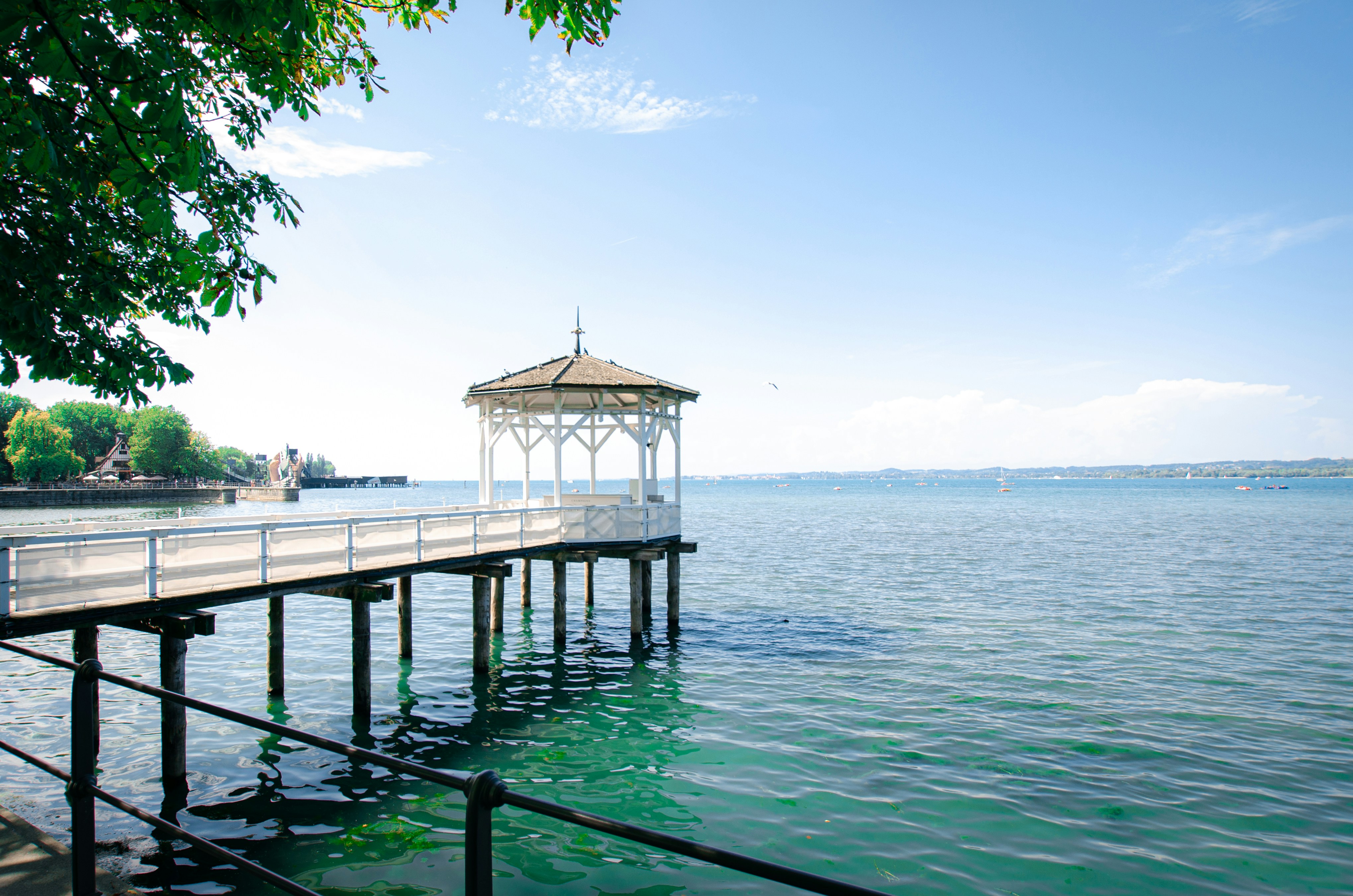 Ein weißer Pavillon auf einem Pier, der ins Meer hinausragte.