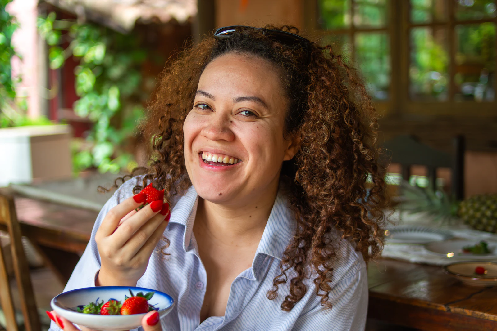 Mujer sonriente comiendo fresas