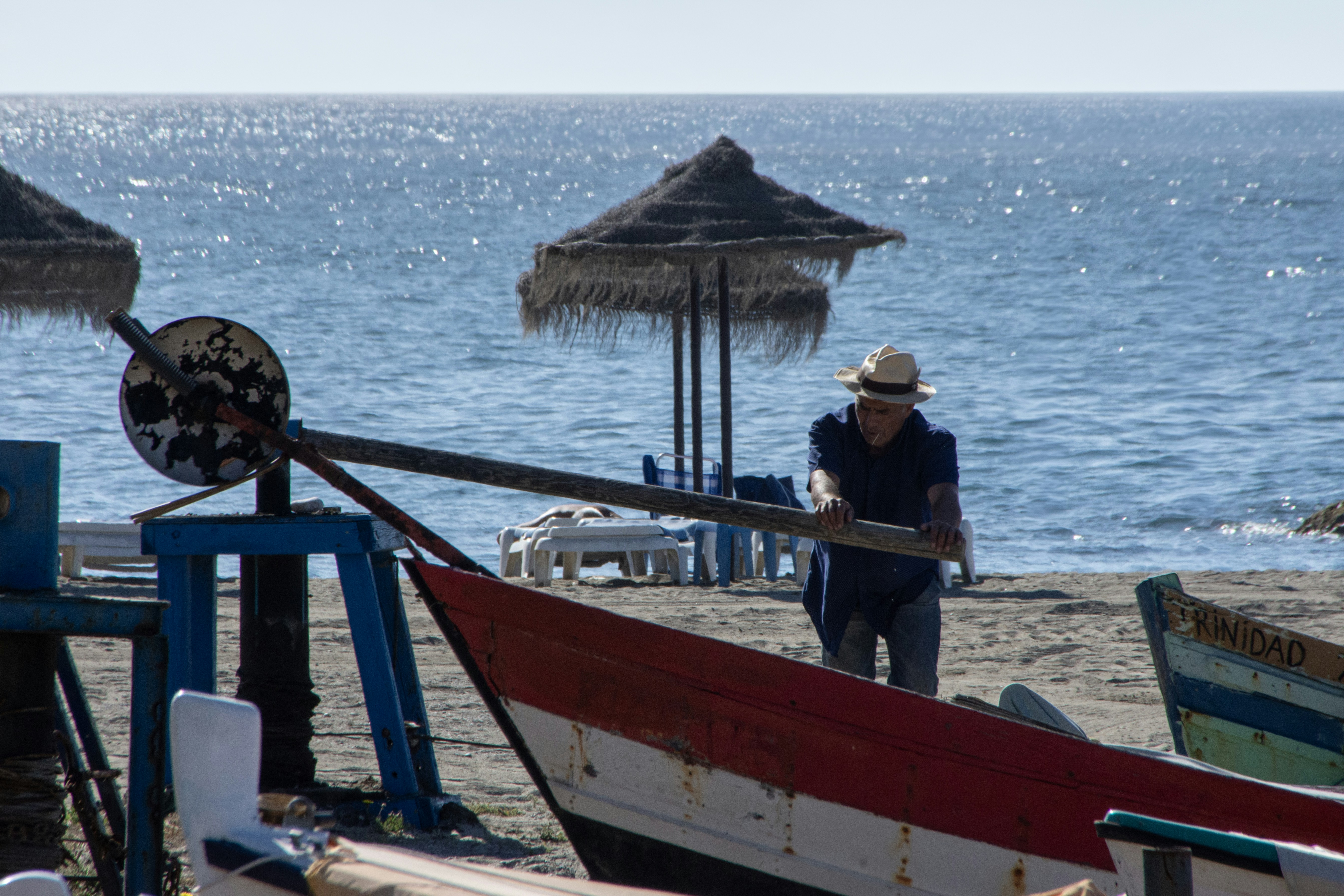 Filas de tumbonas y sombrillas en playa de Málaga
