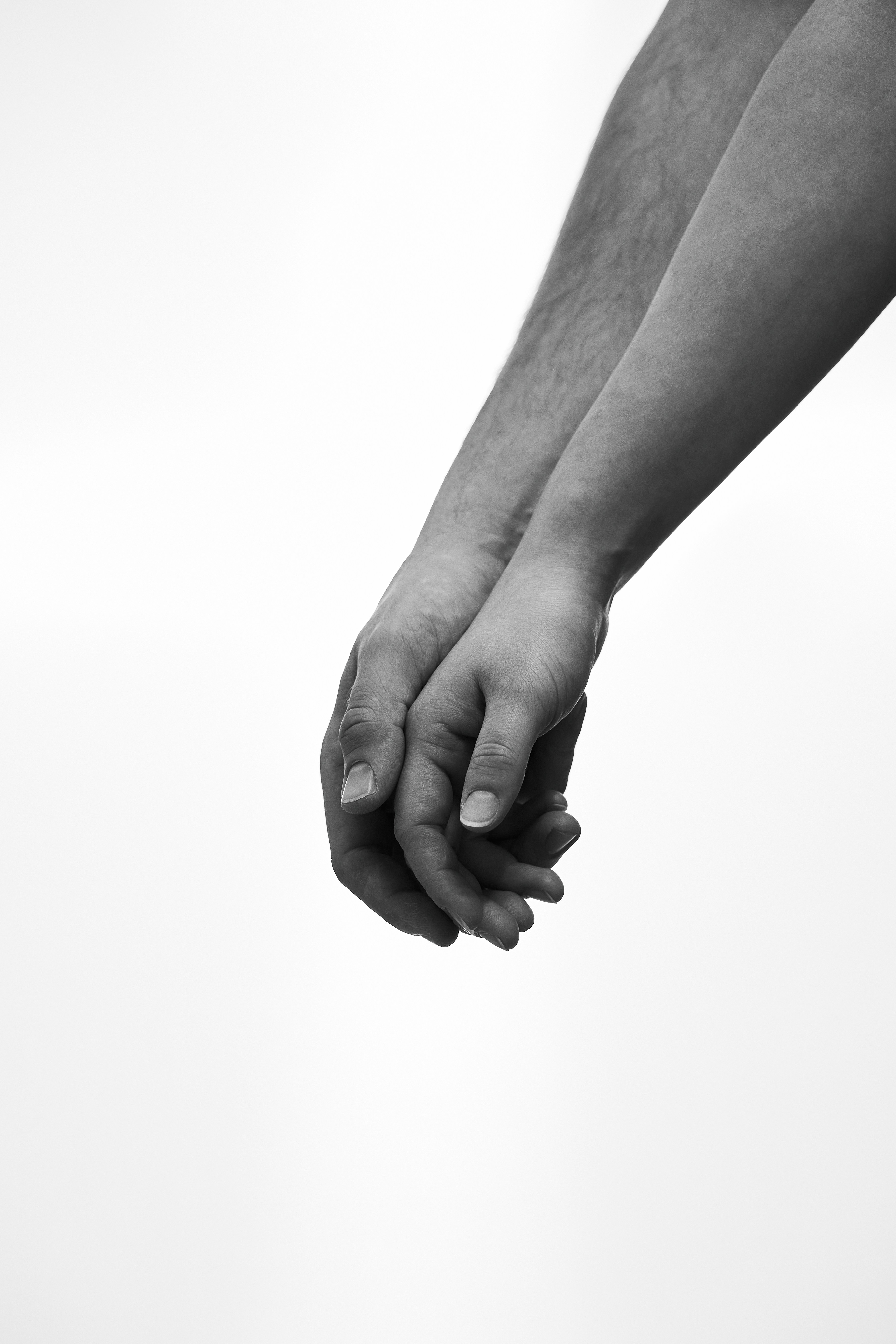 Due persone che si tengono per mano su uno sfondo bianco