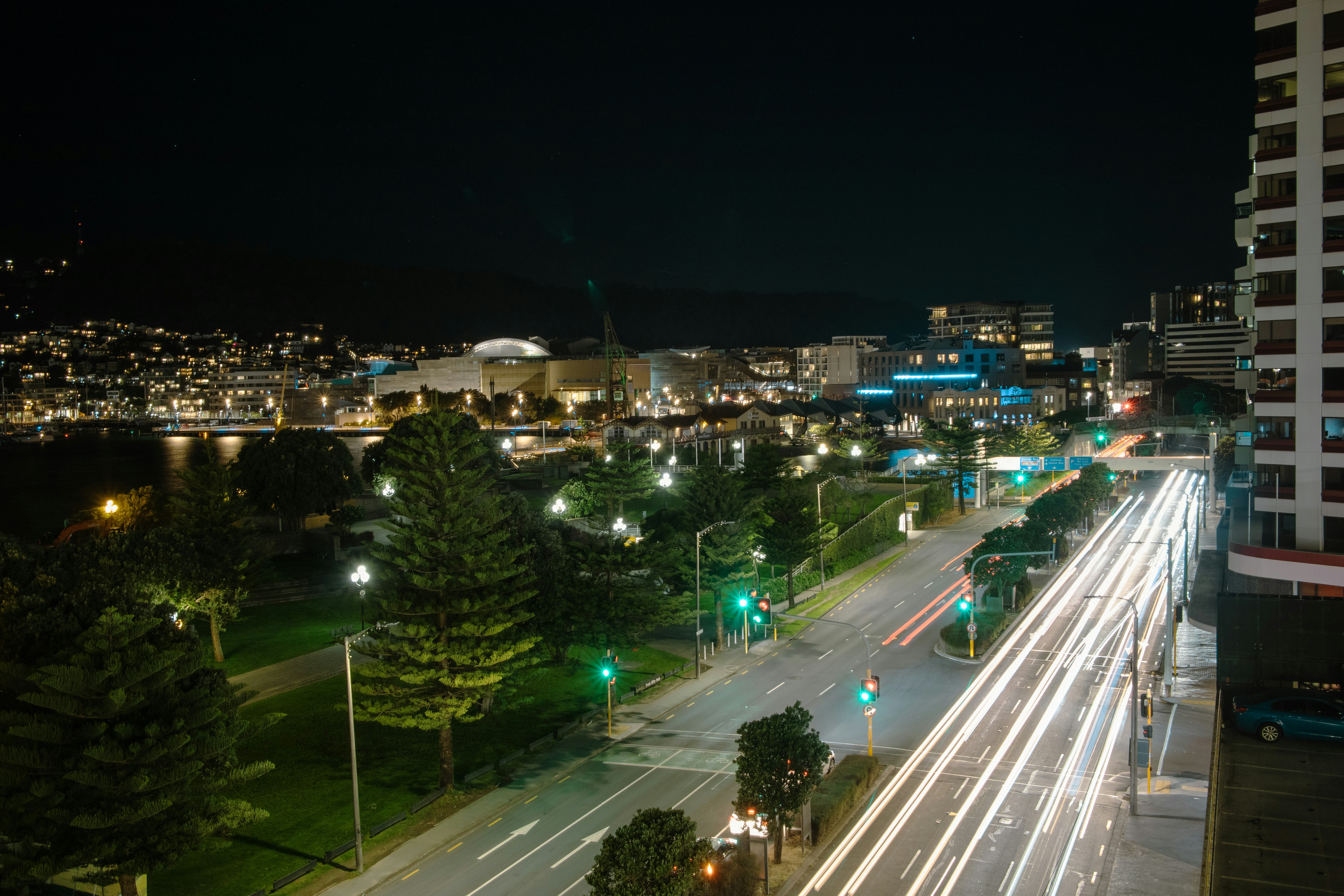 Stadtbild mit leichten Pfaden in der Nacht