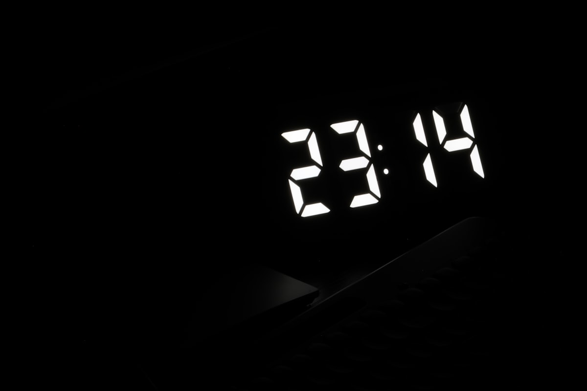 새벽 시각을 가리키는 어두운 방의 디지털 시계