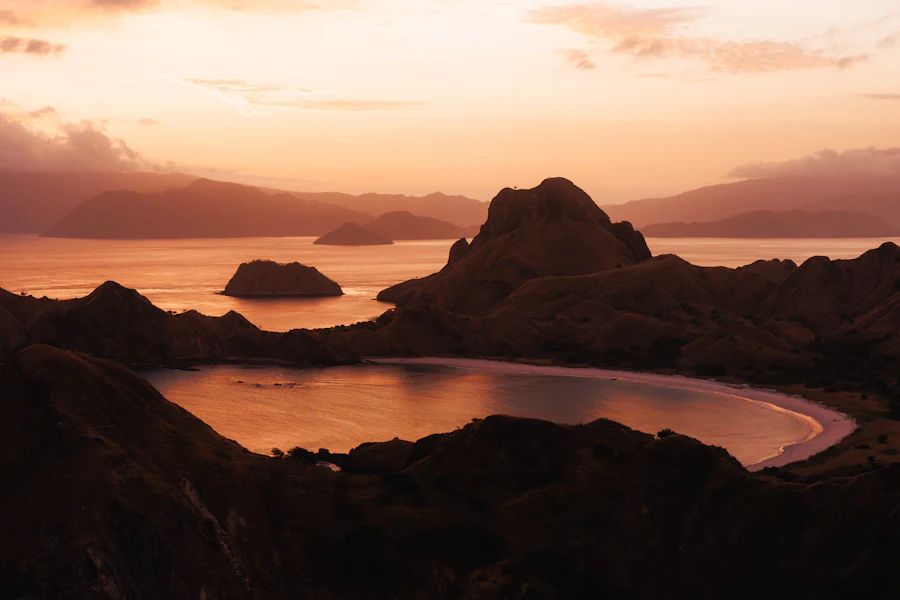 Die drei Buchten der Insel Padar im Abendlicht