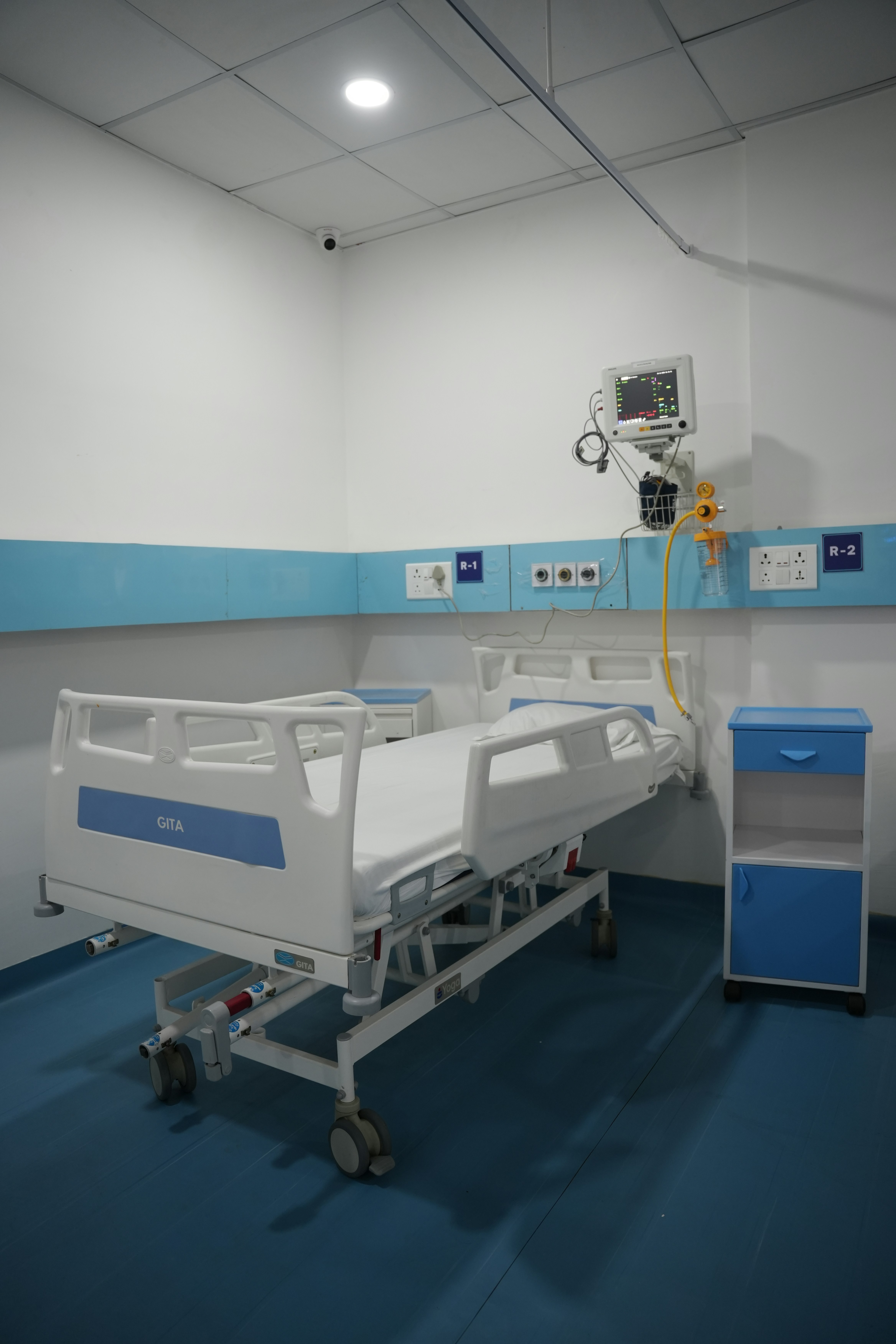 Chambre d’hôpital avec lit médical et équipements