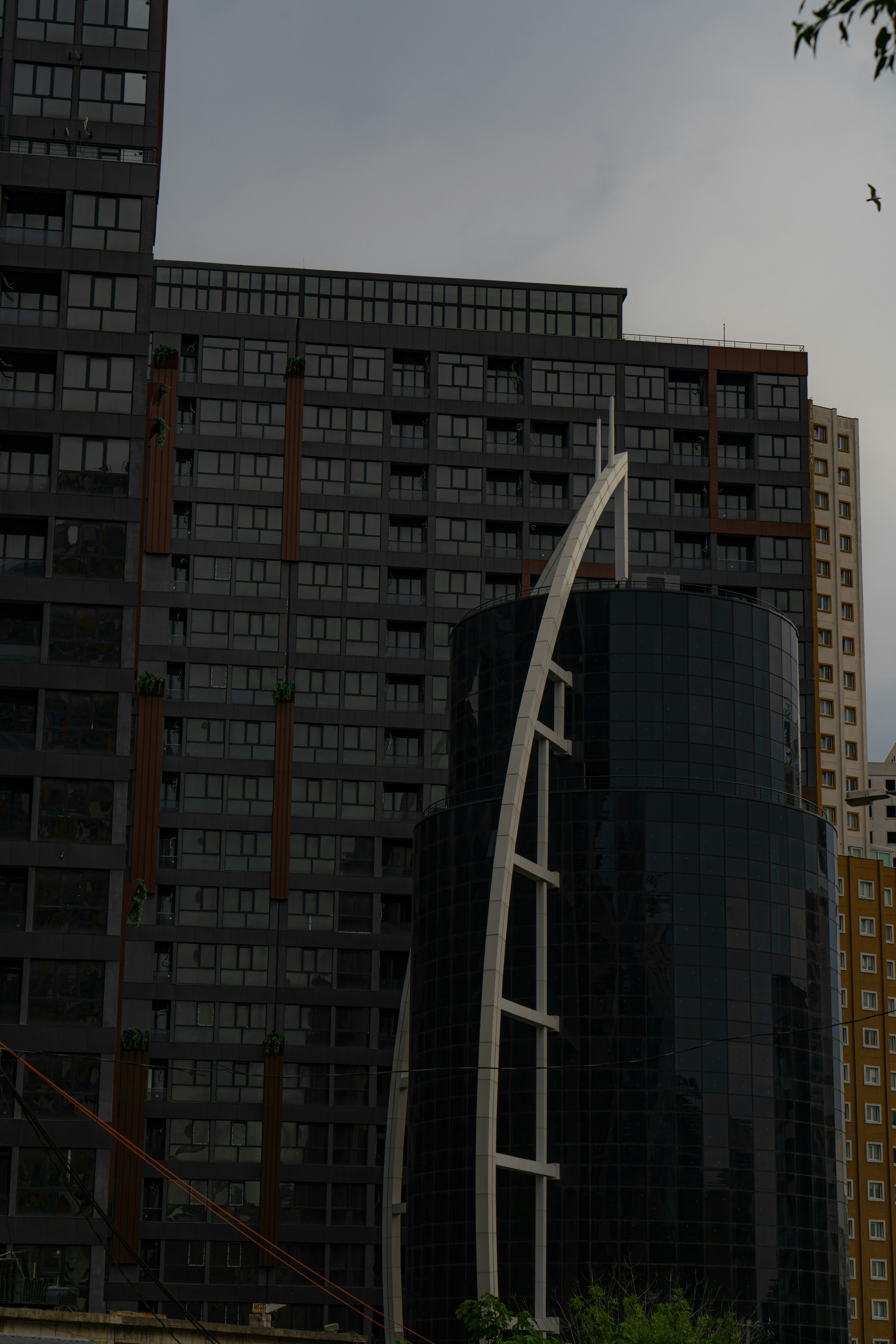 Edificios modernos con fachadas de cristal oscuro y diseños geométricos.