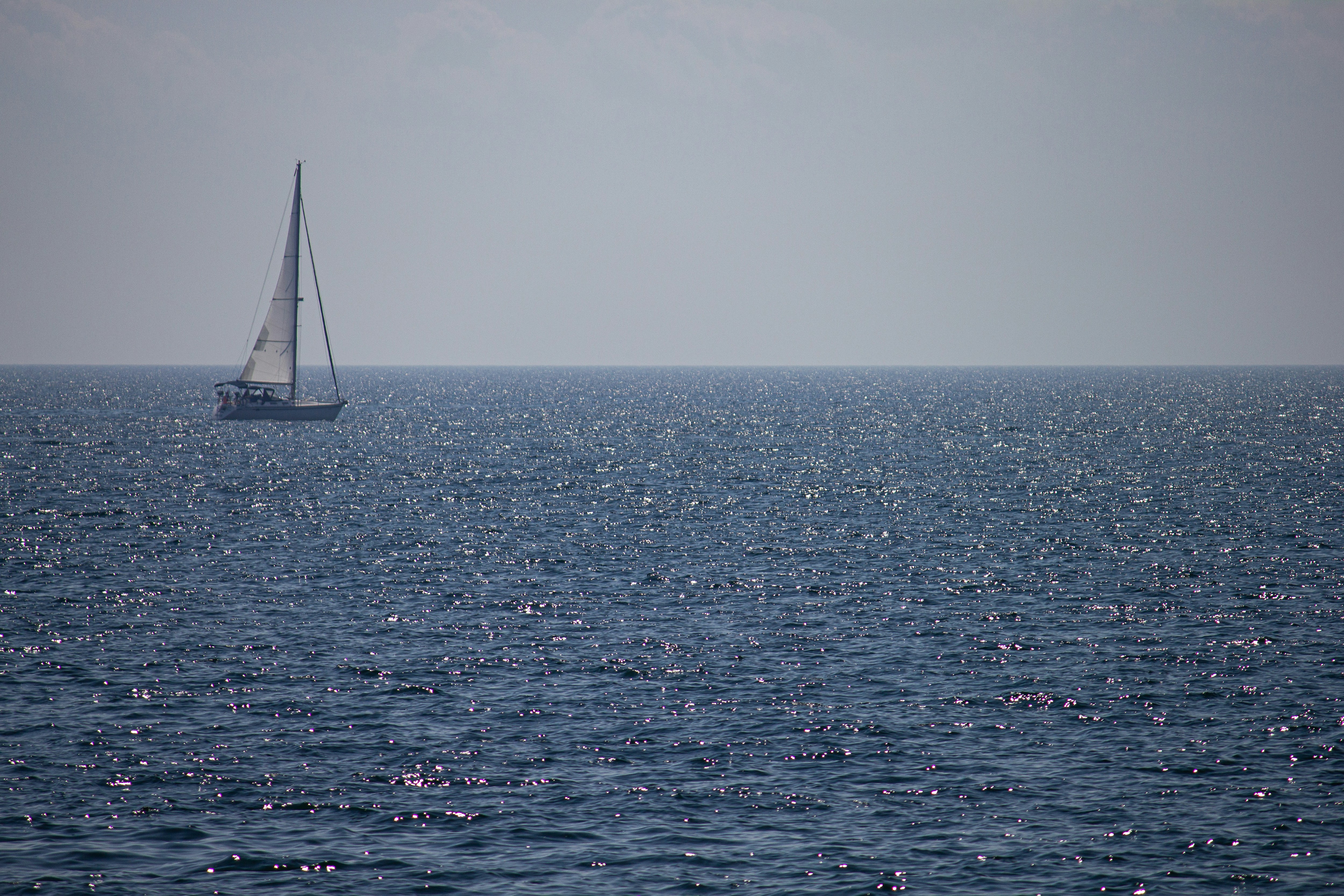 Voilier sur un horizon océanique bleu étincelant