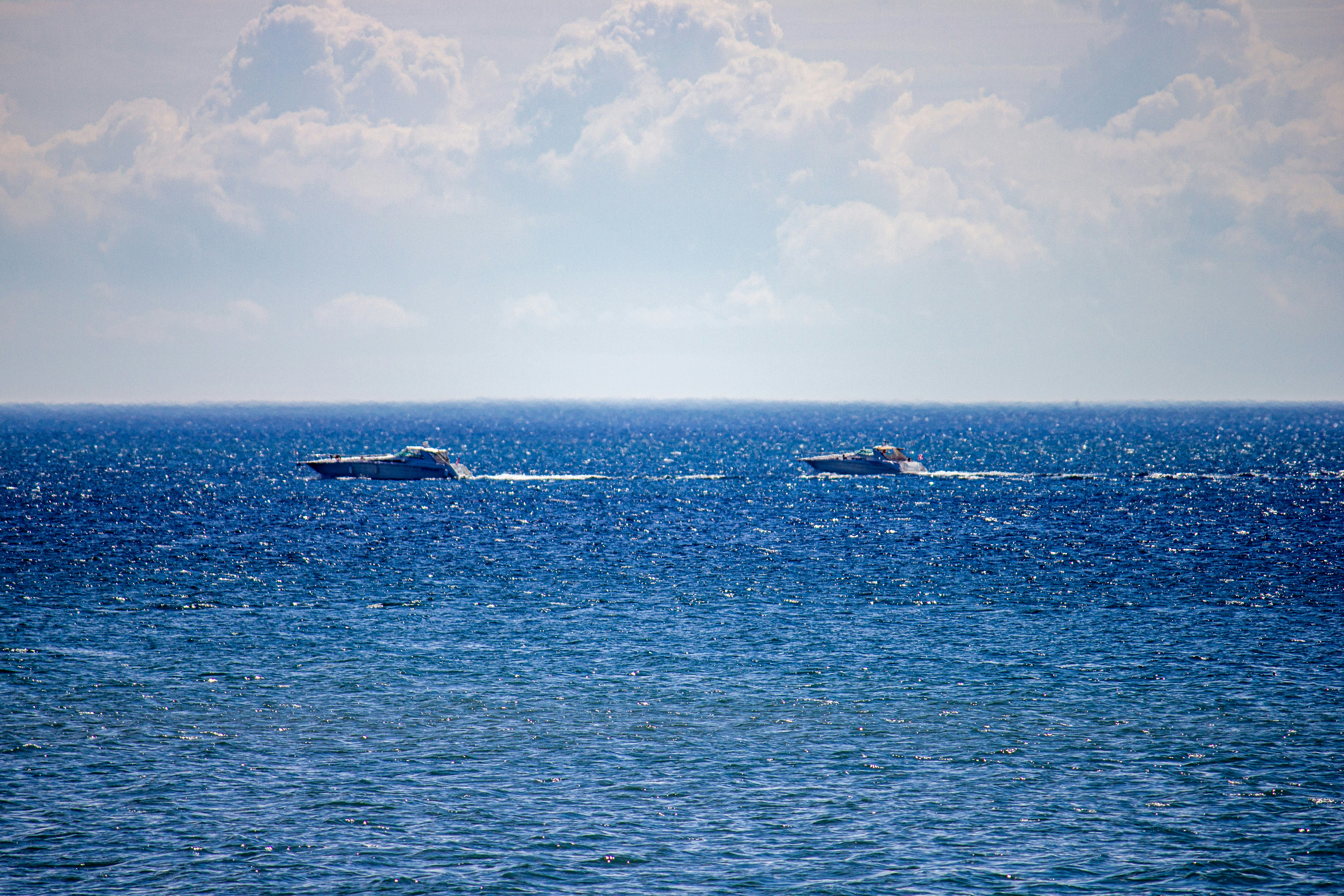 Deux bateaux naviguant sur un vaste océan bleu