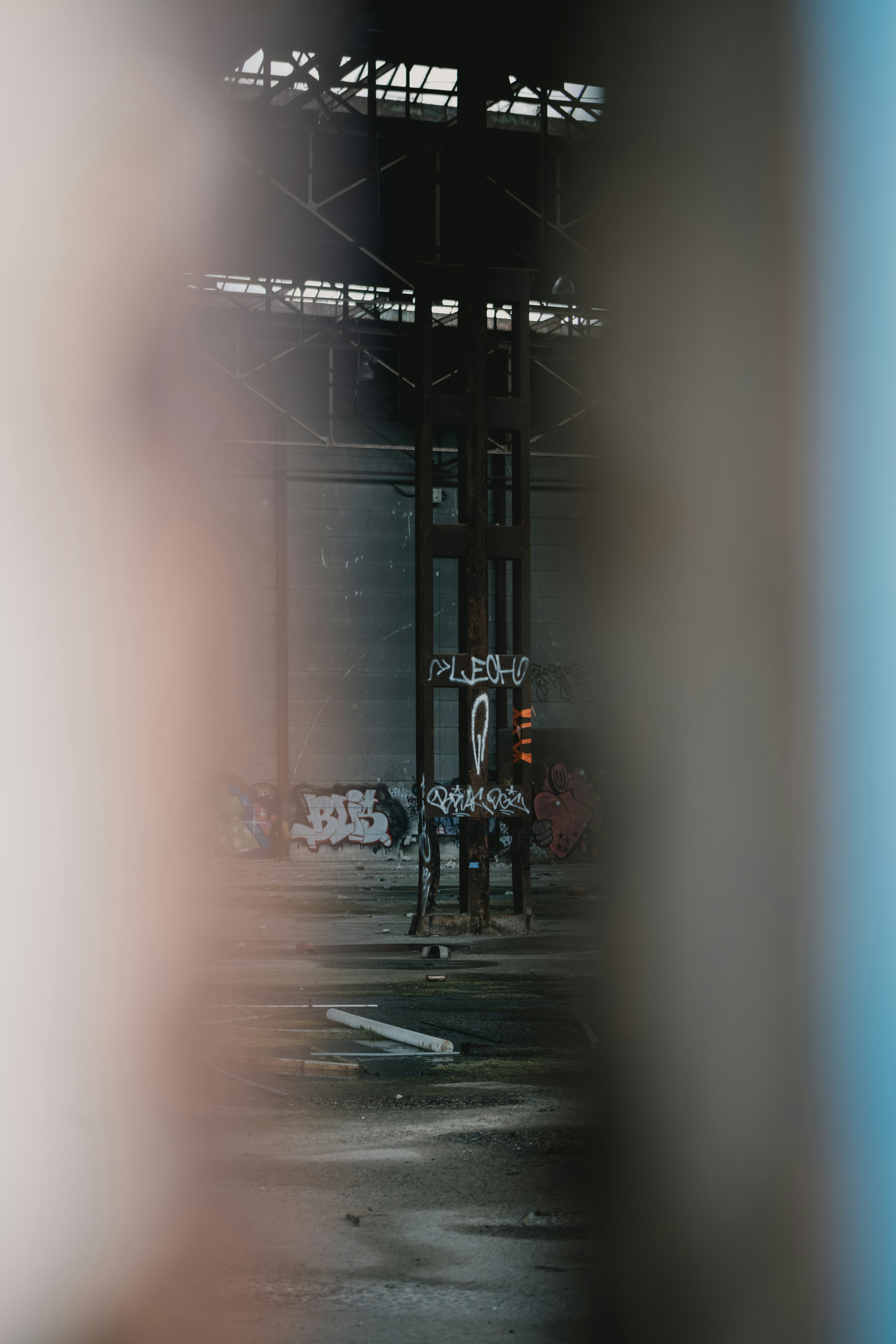 Intérieur industriel abandonné couvert de graffitis