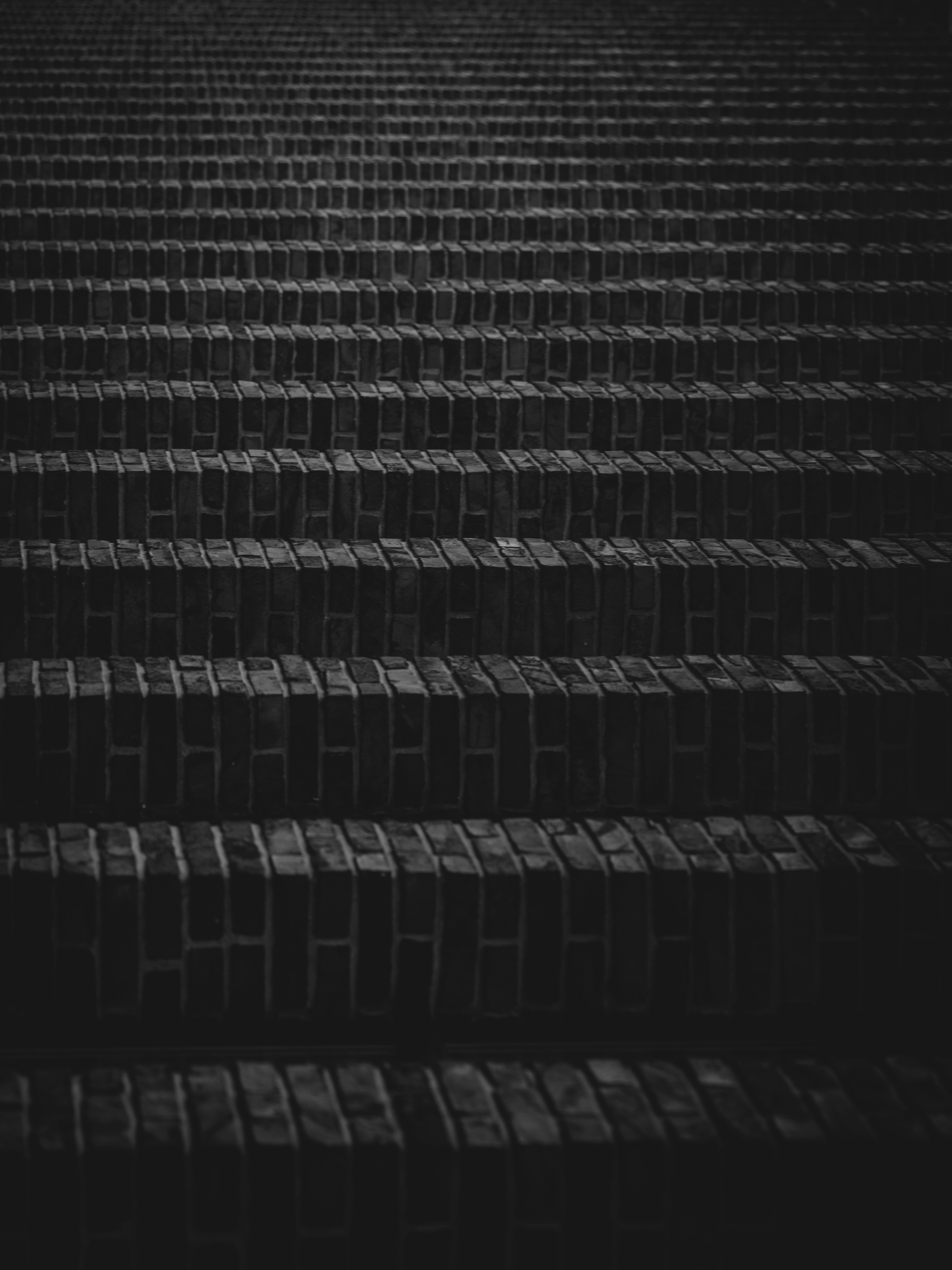 Escadas de tijolos escuros recuando para a distância