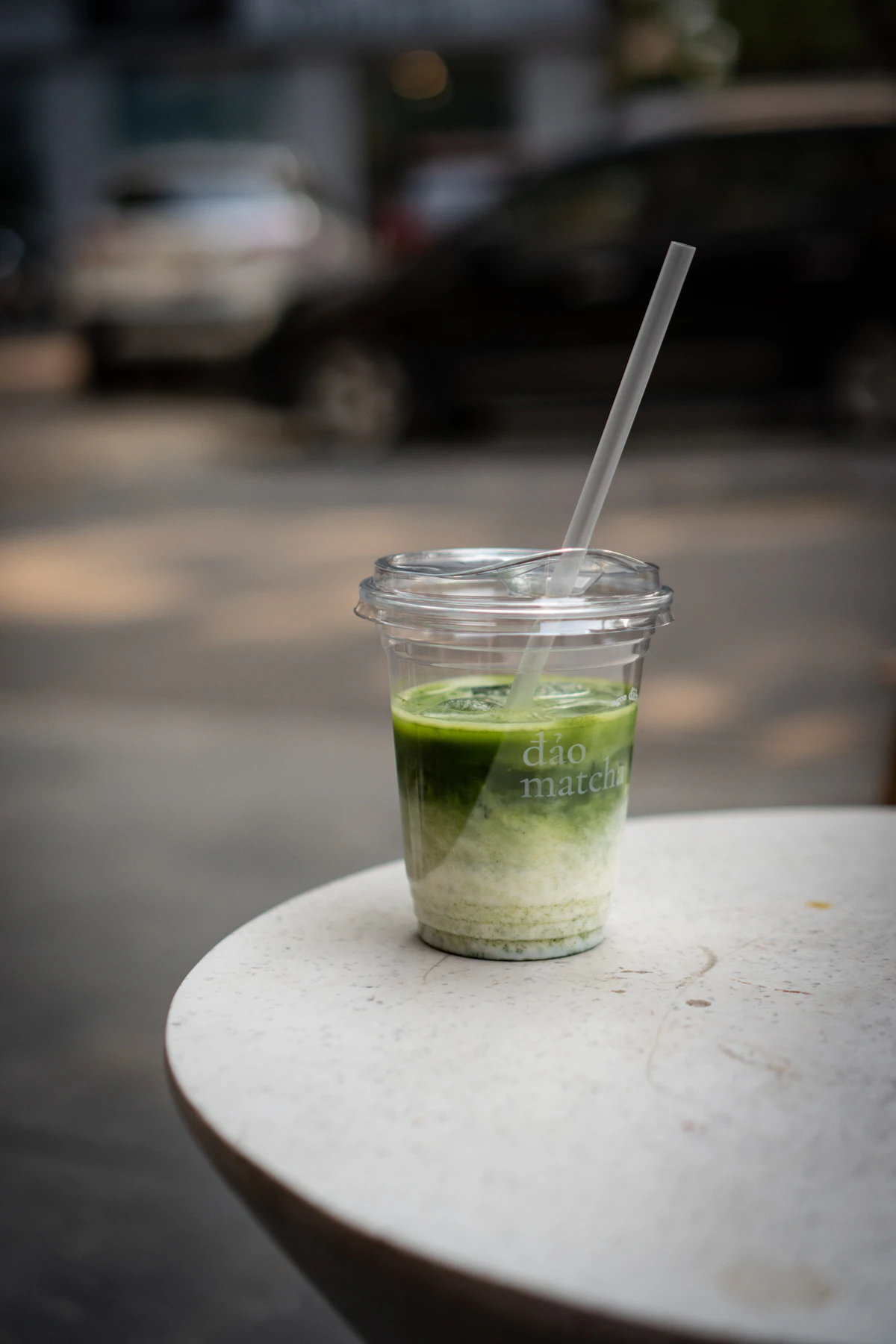 Es matcha latte dalam cup bening