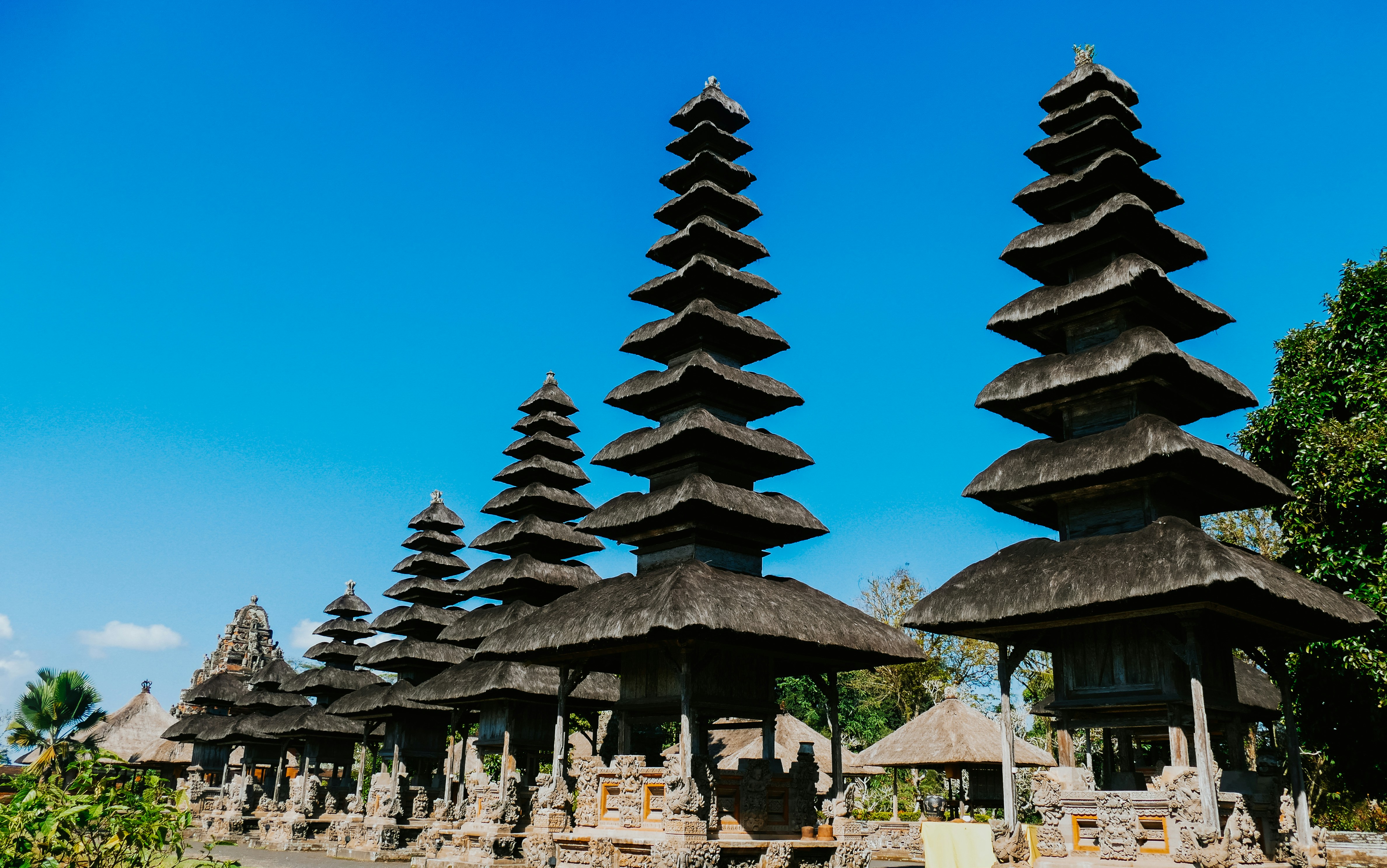 Deretan meru Bali menjulang di langit biru