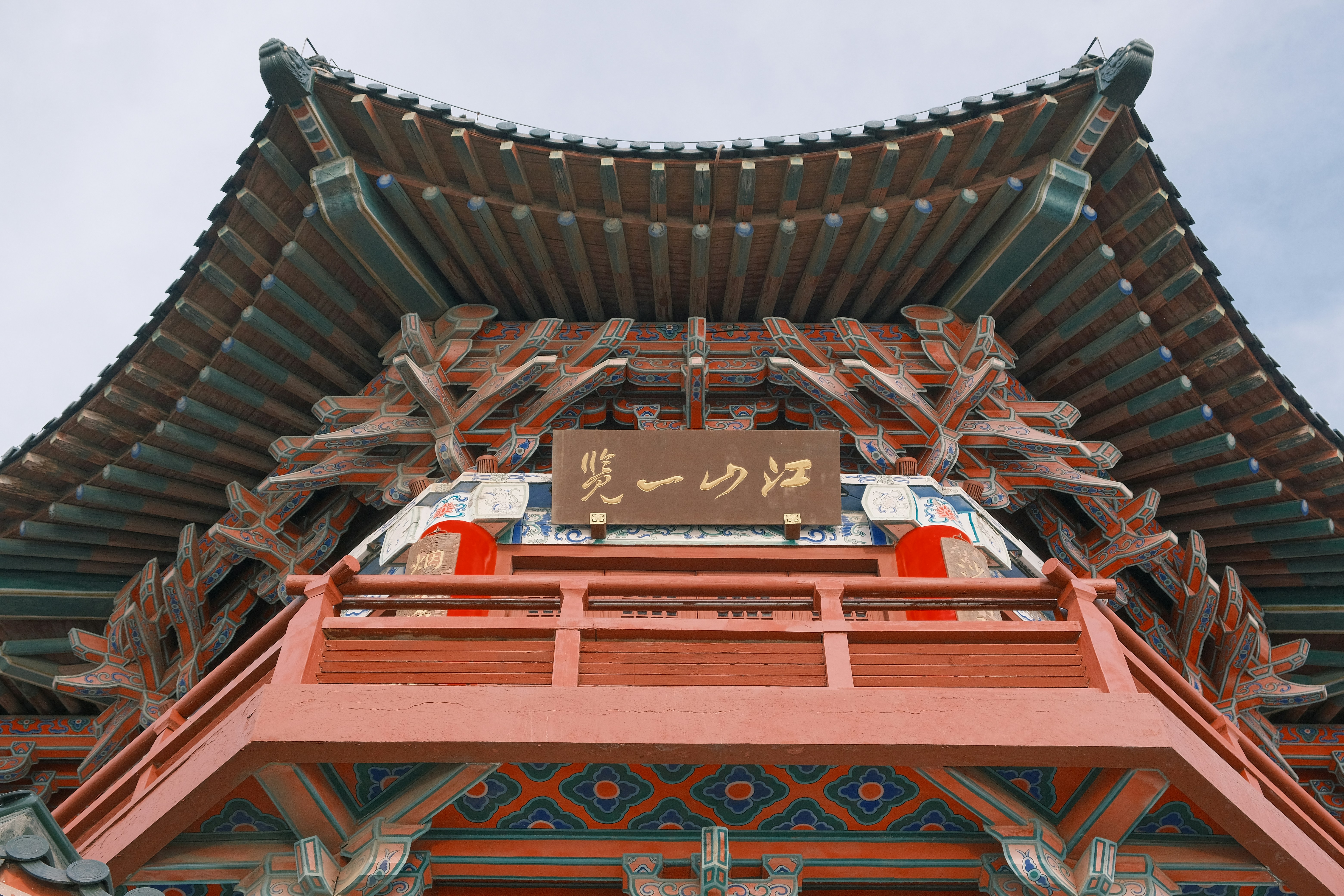 Teto tradicional de templo coreano com detalhes ornamentados