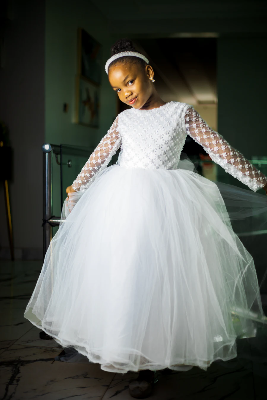Bambina con abito bianco elegante da cerimonia