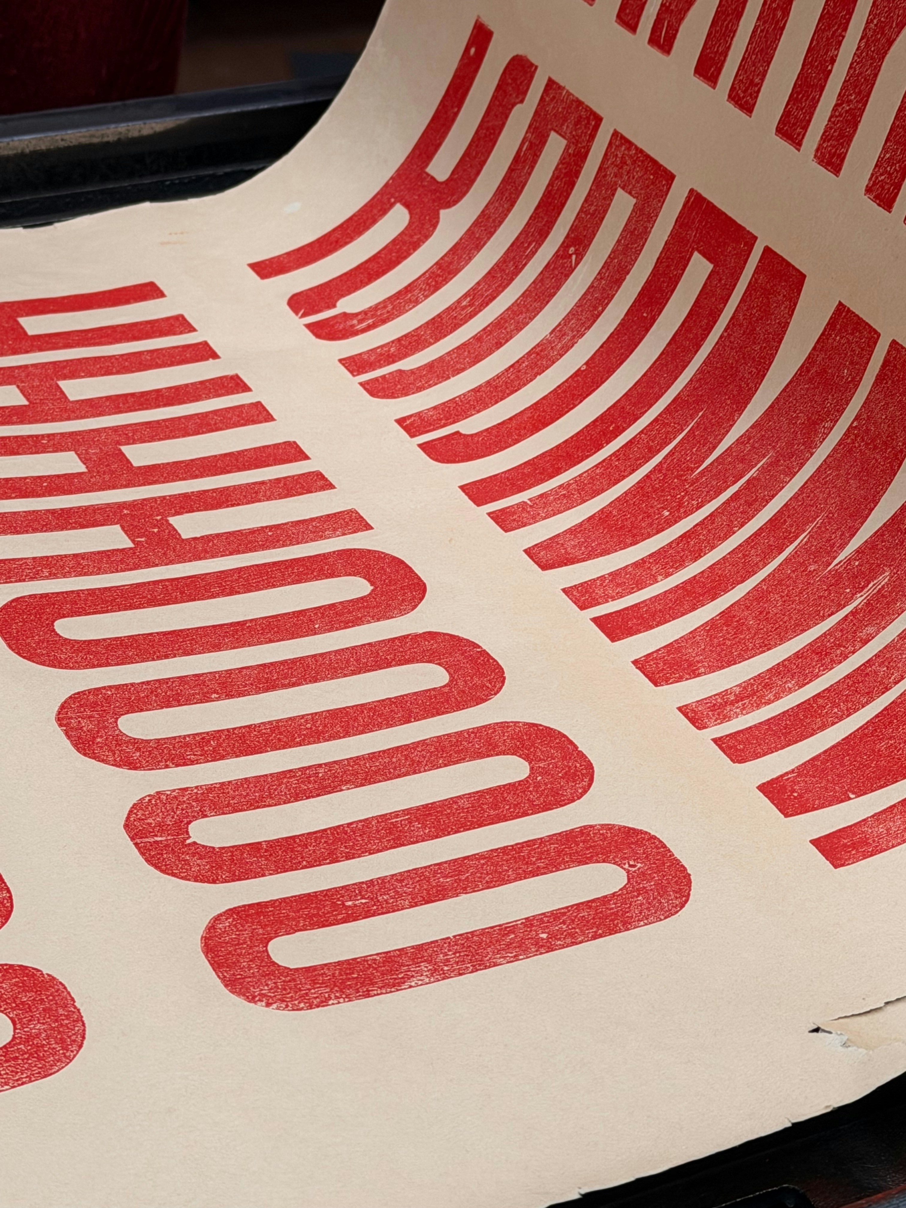 Roter Text auf einem cremefarbenen Papier