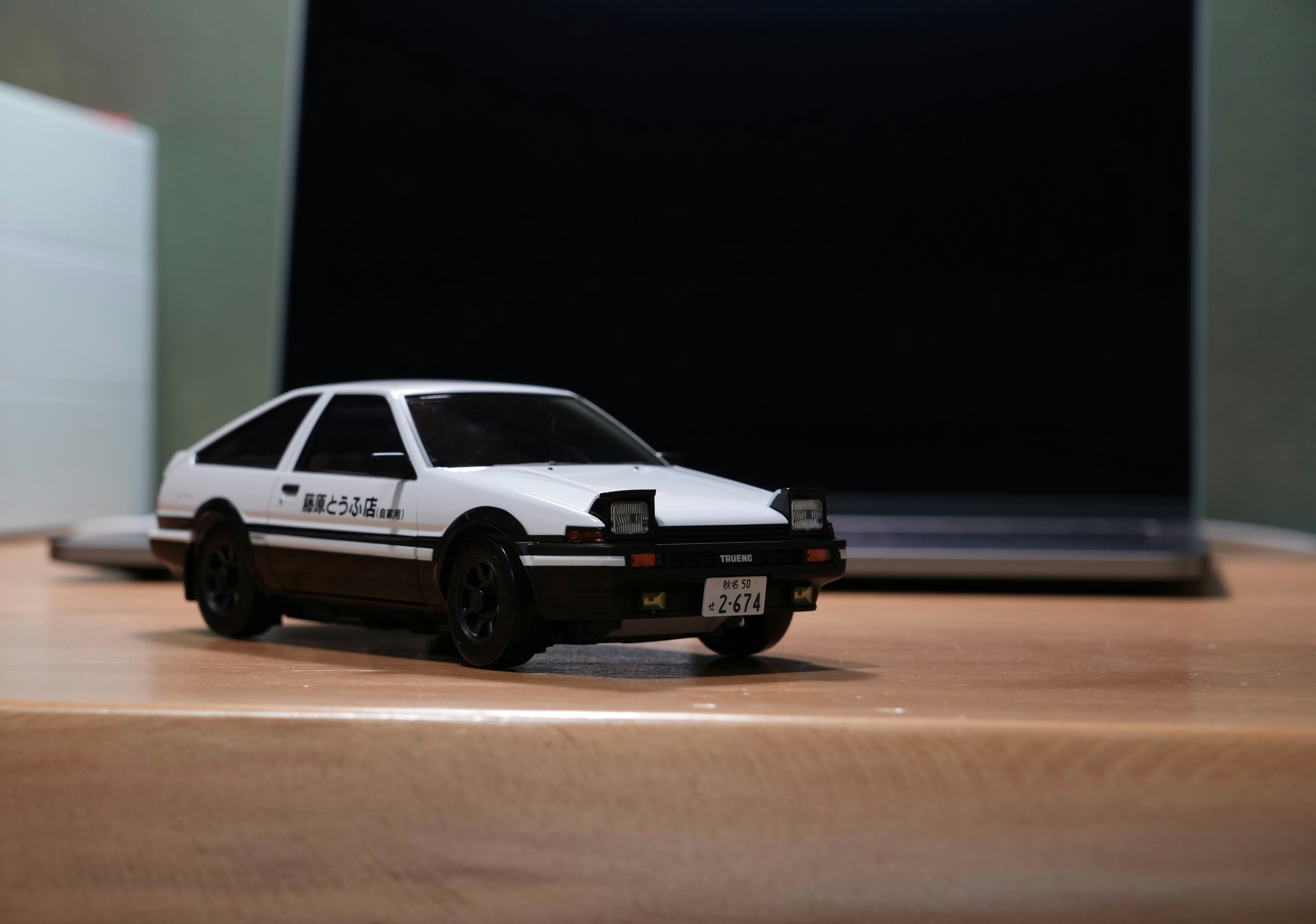 Coche deportivo blanco con detalles negros en el escritorio.