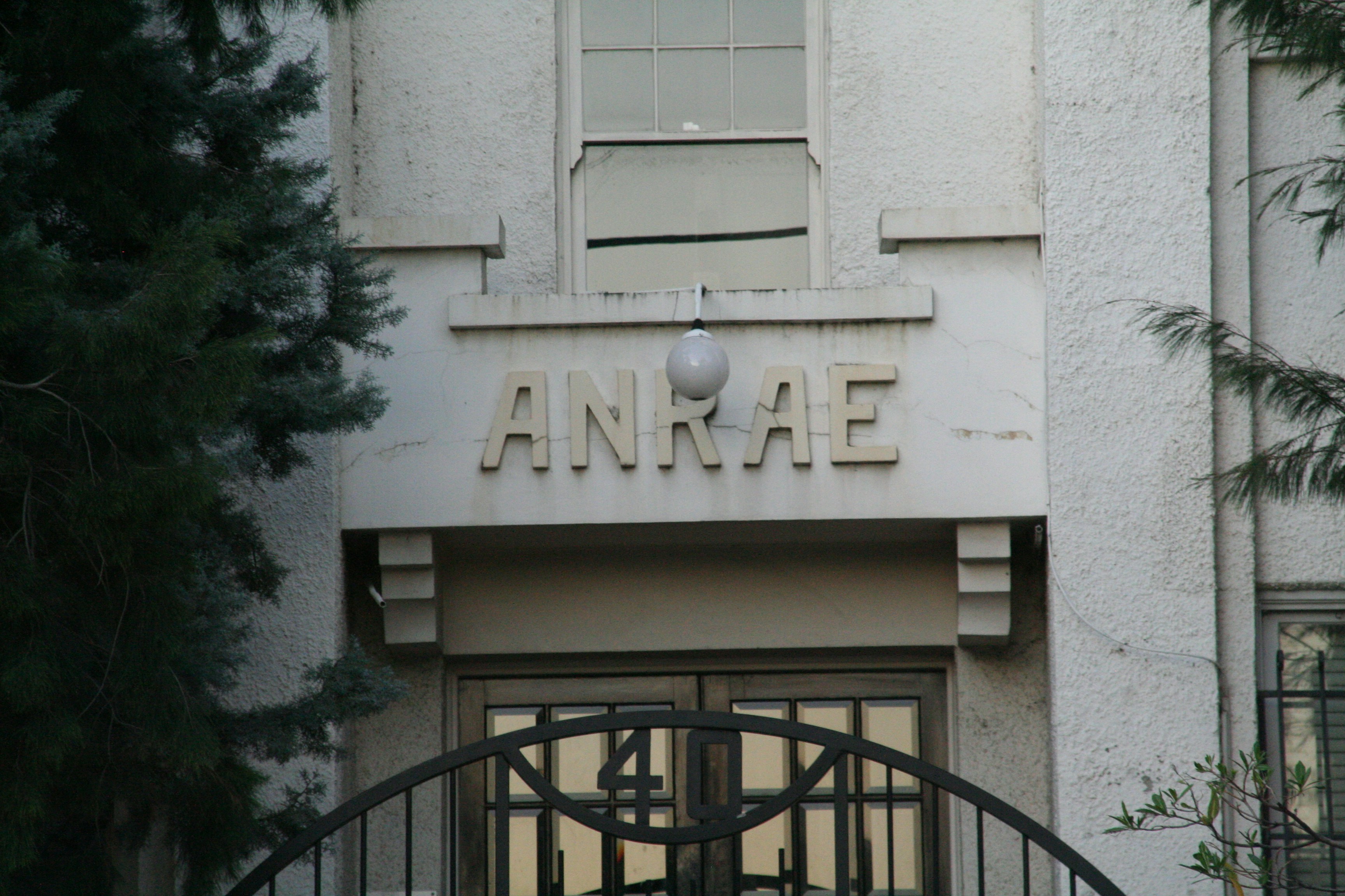 Ingresso dell'edificio con il cartello di anrae sopra le porte.