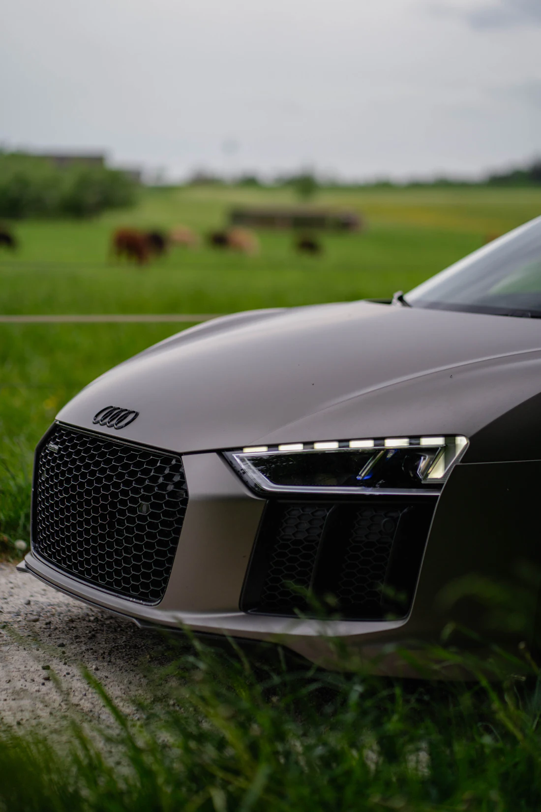 Coupé gris mat vu de trois quarts