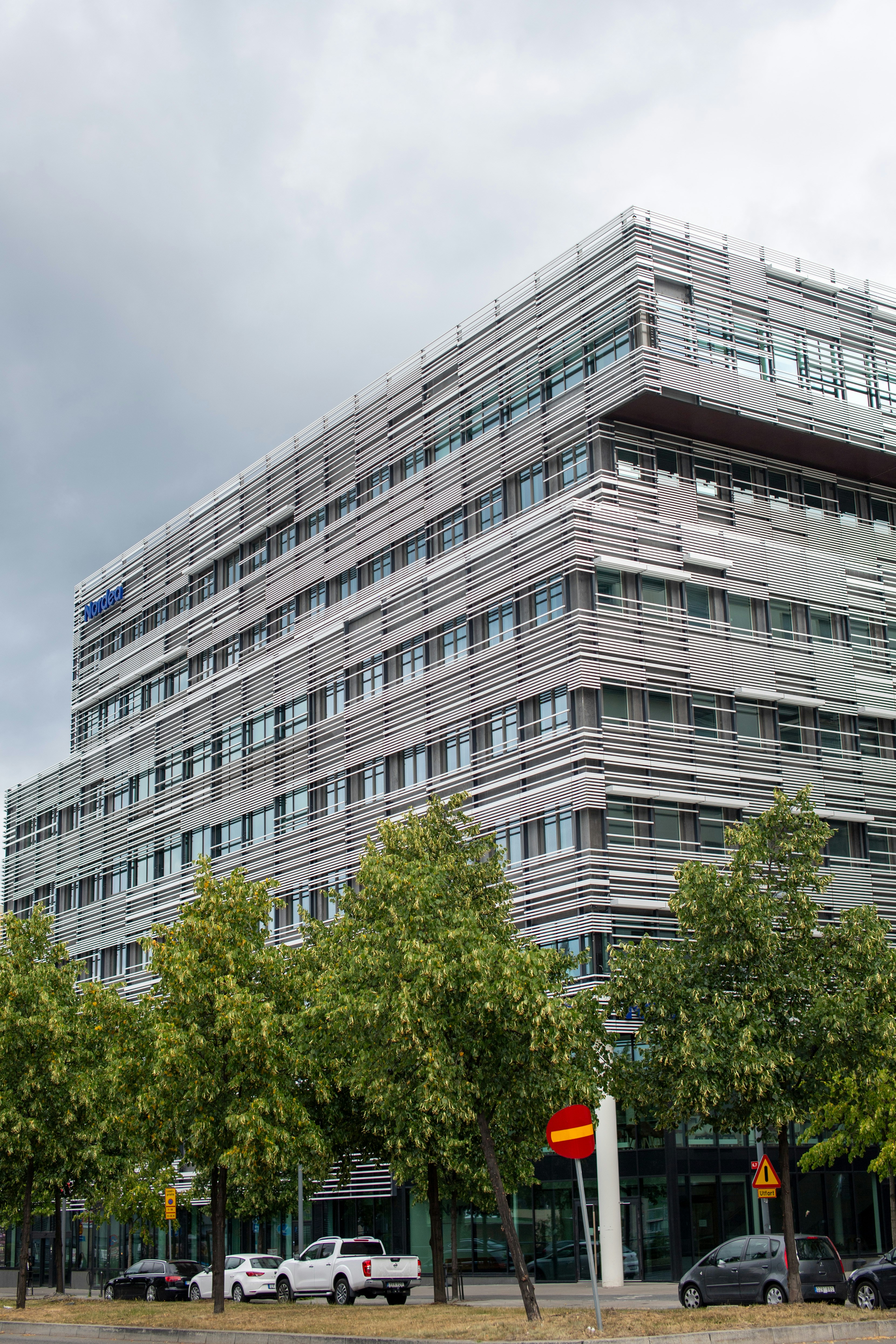 Modern financial office building exterior — Horizon Wealth
