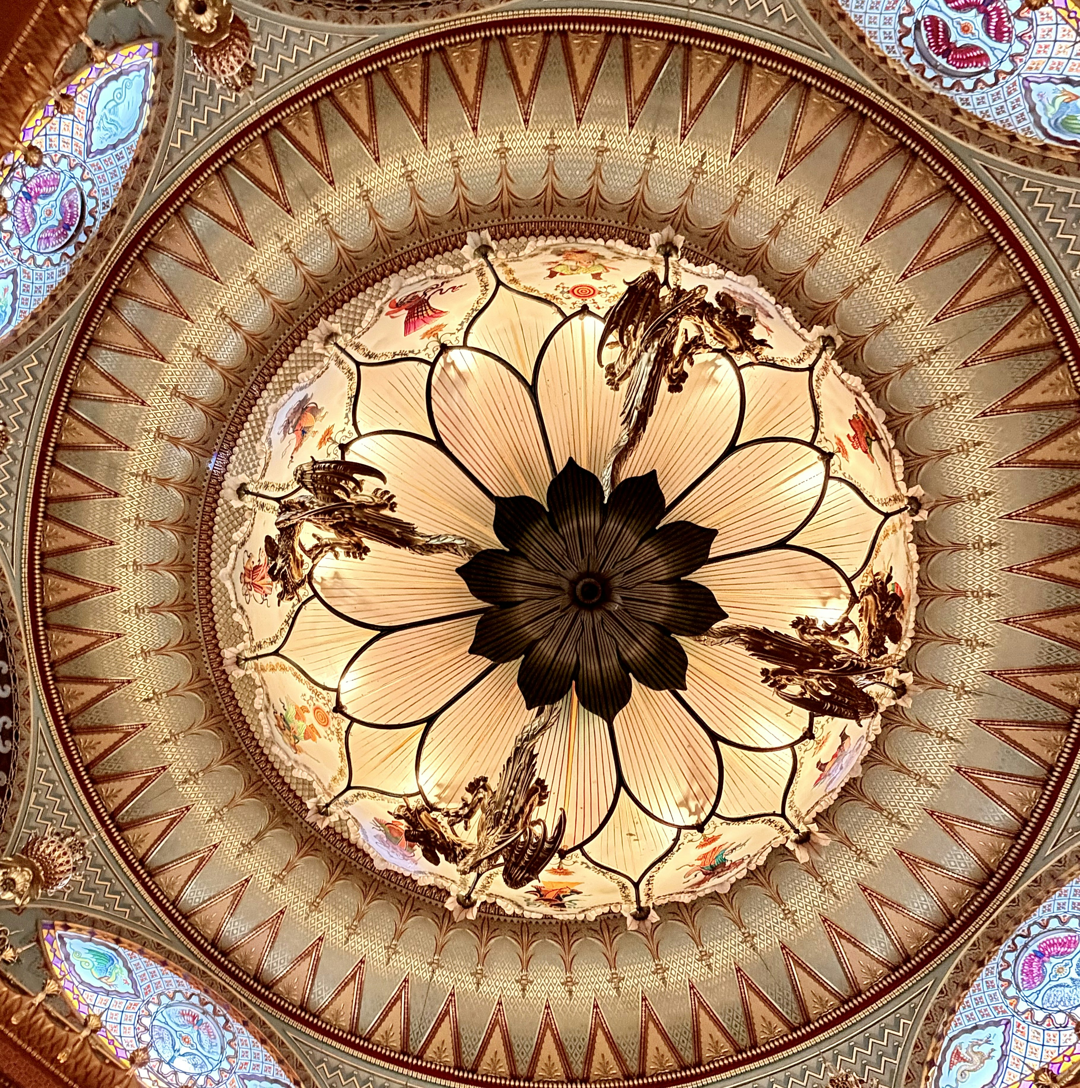 Lustre ornamentado pendurado no teto decorativo