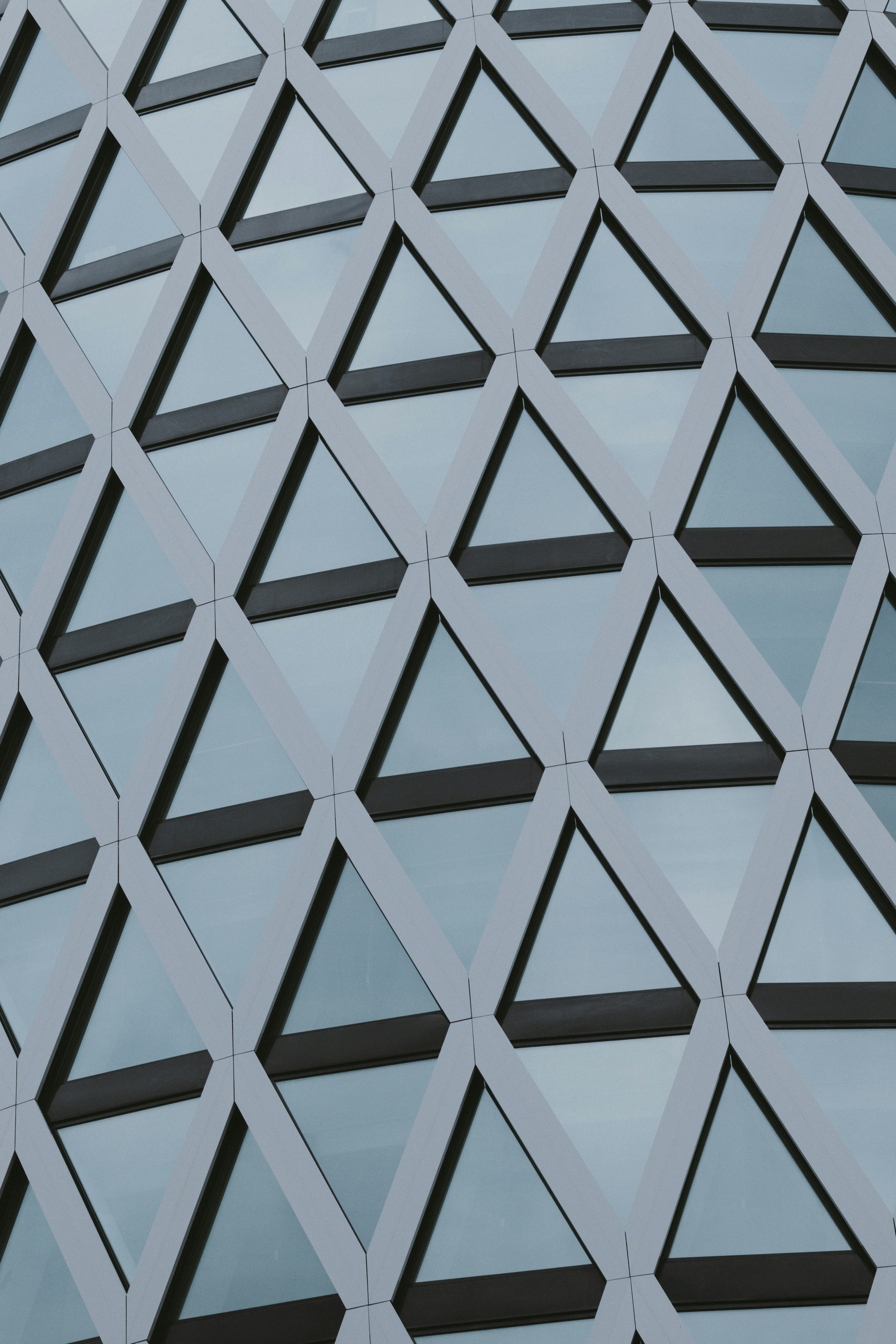 Pola geometris jendela segitiga pada bangunan