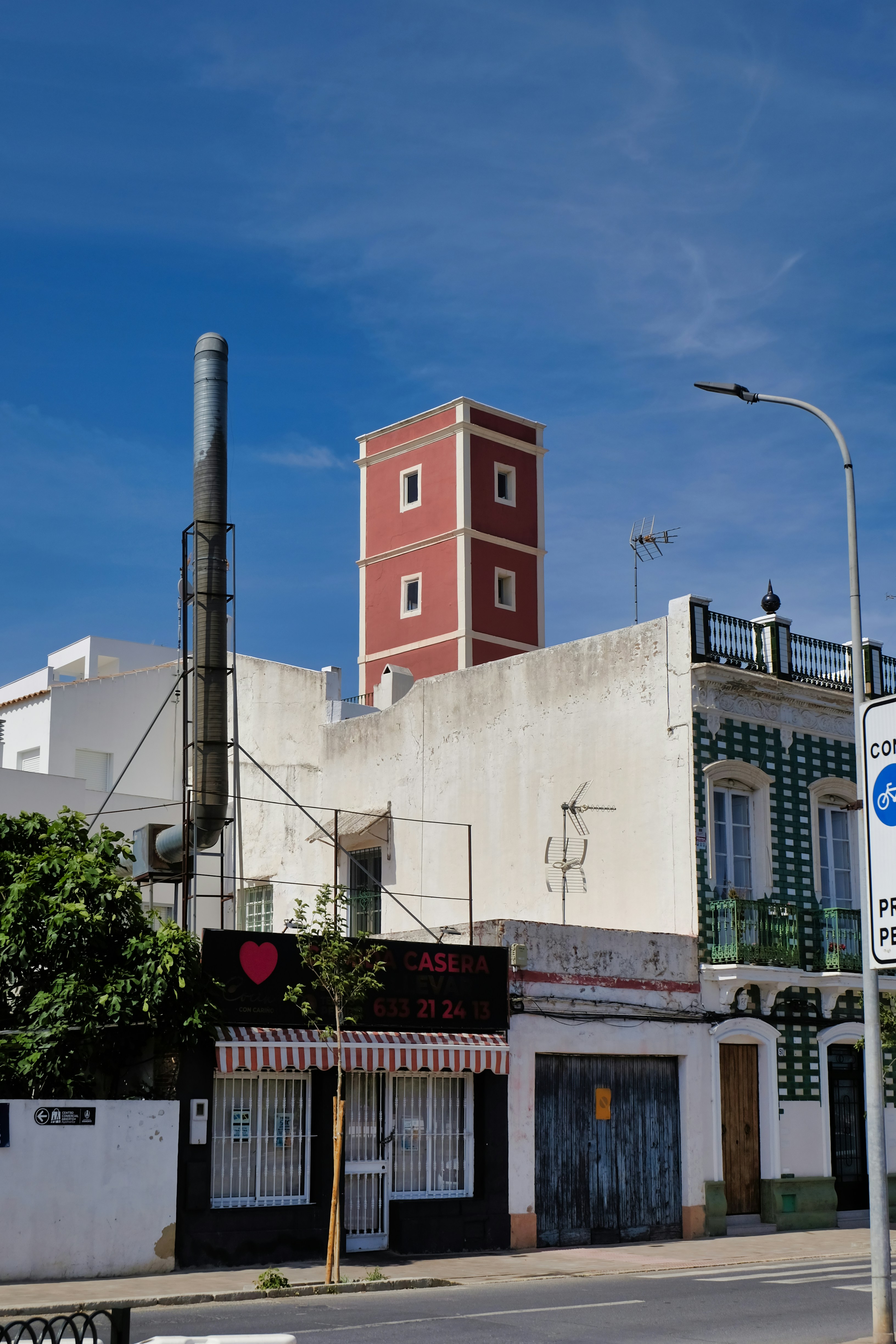 Bâtiments avec une tour rouge sous un ciel bleu