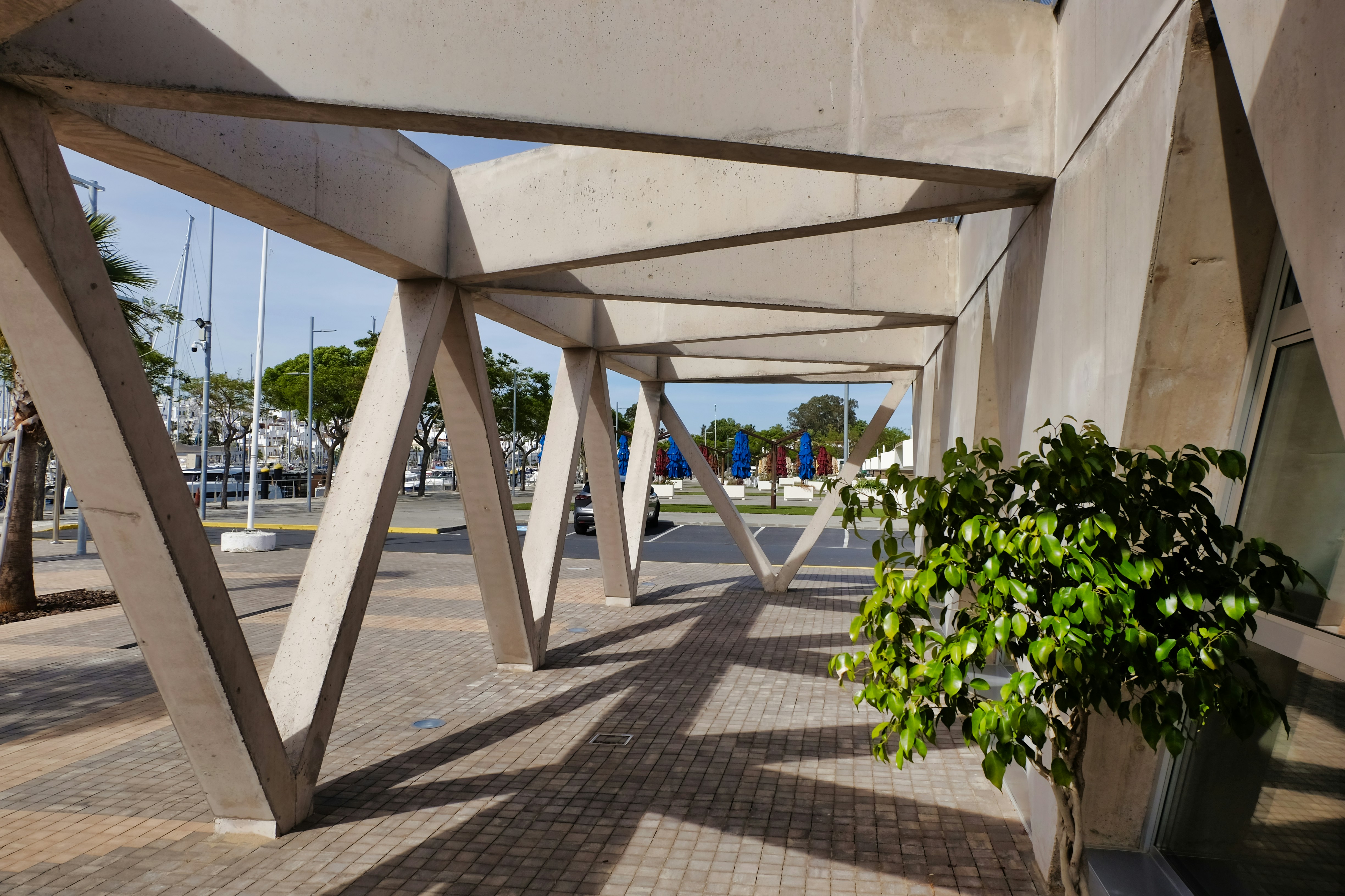 Passerelle architecturale moderne avec poutres géométriques en béton
