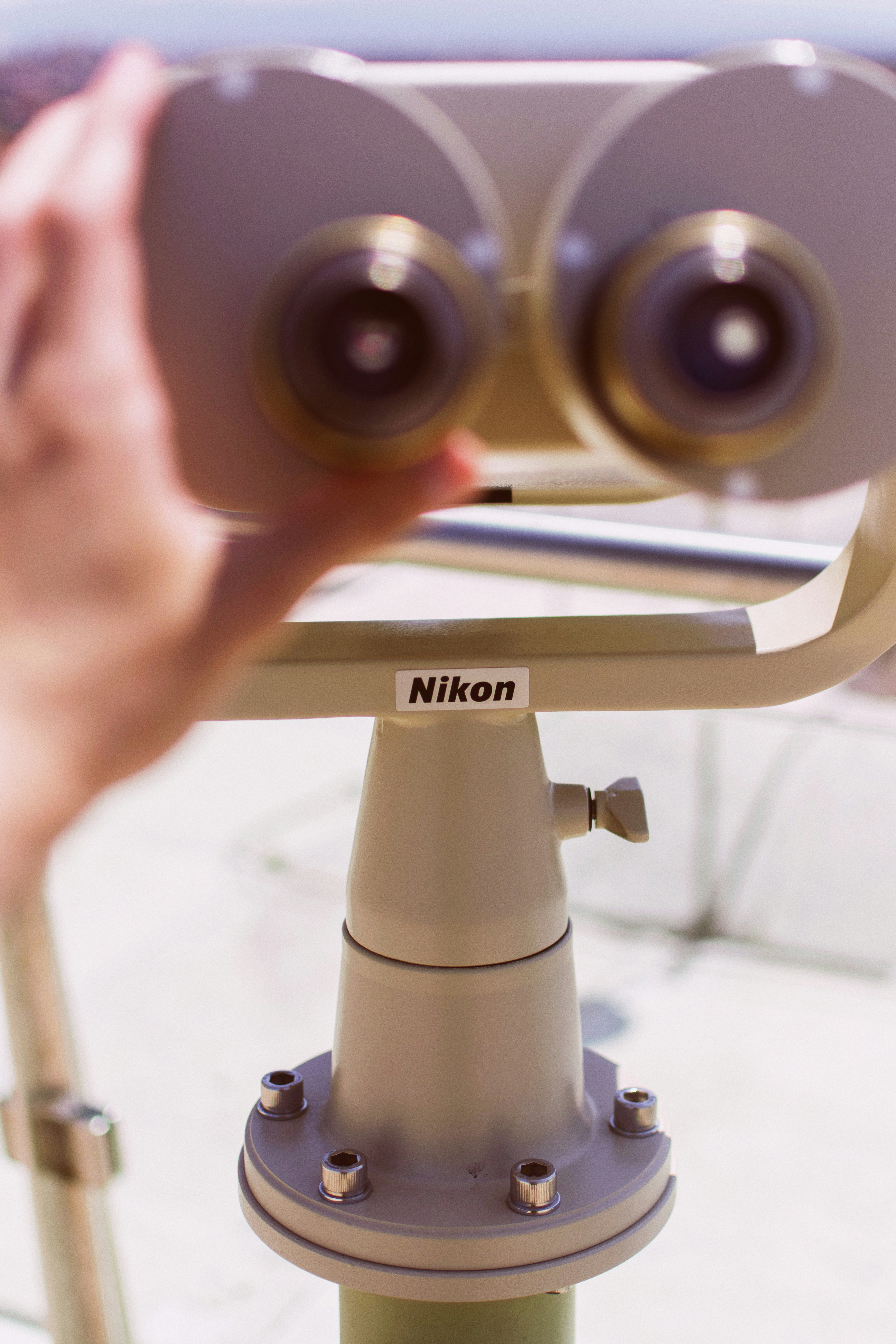Ajusta a mano un telescopio Nikon para observar
