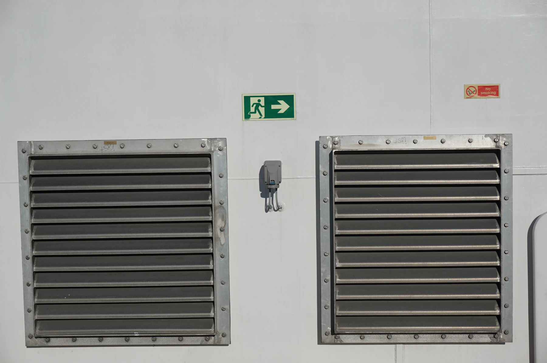 Wall-mounted air louvres