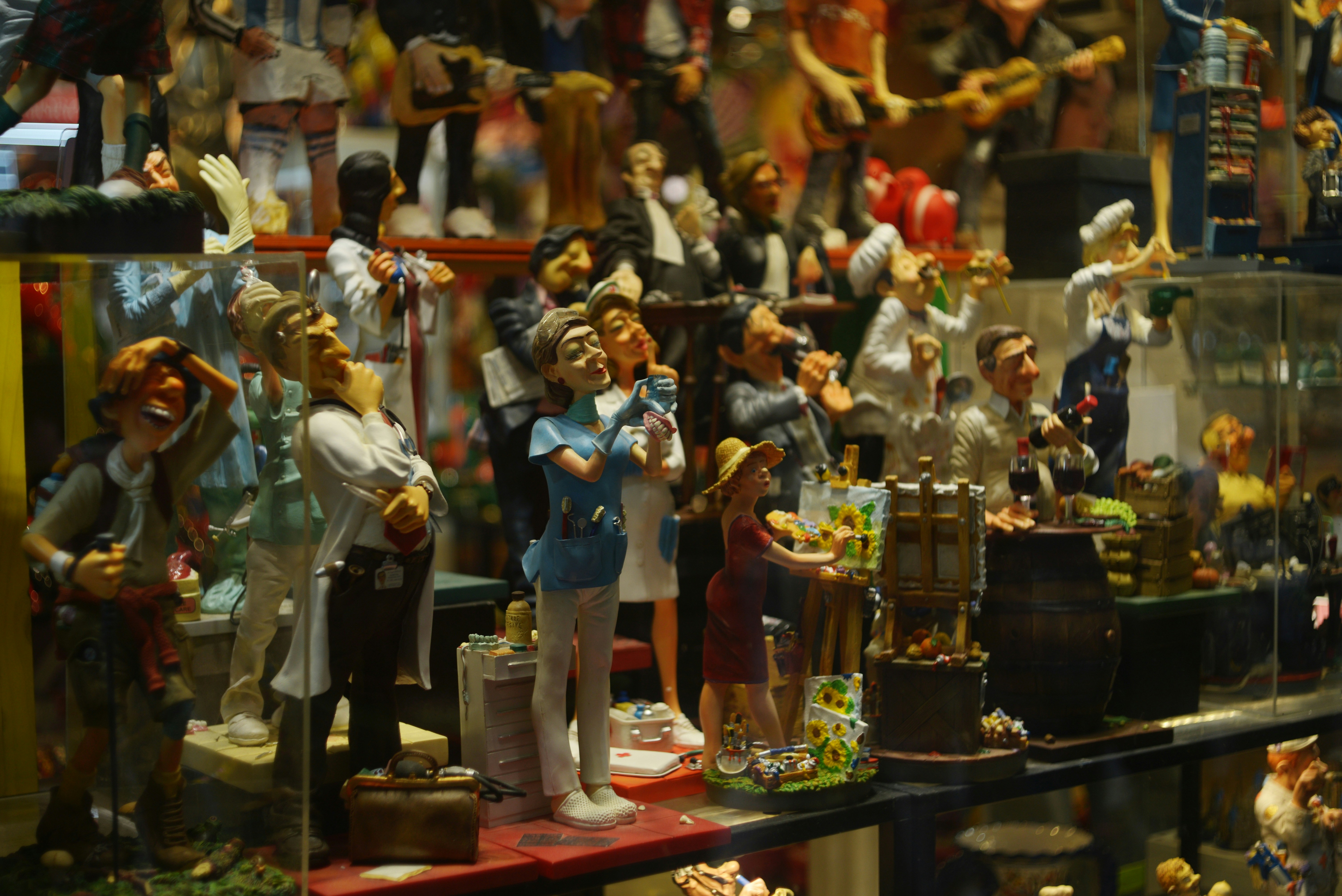 Collection de figurines miniatures exposées dans une boutique.